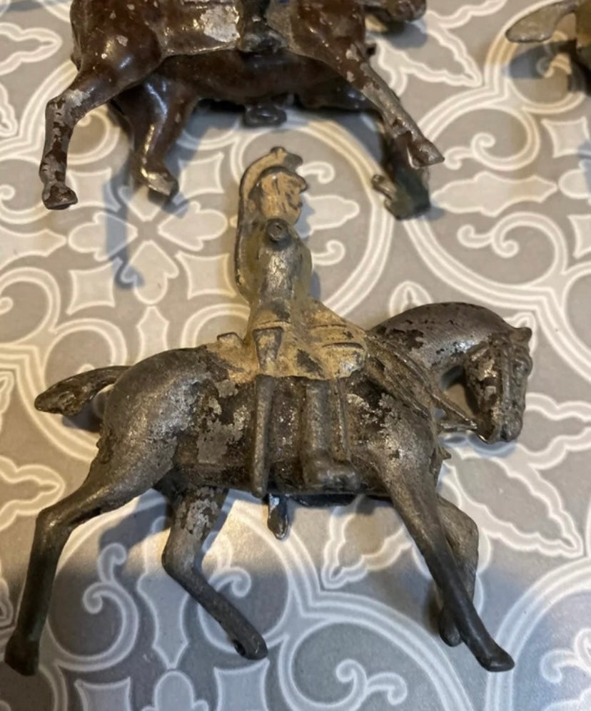 Figurines anciennes CBG Mignot Lot de 11 dans leurs jus. En métal