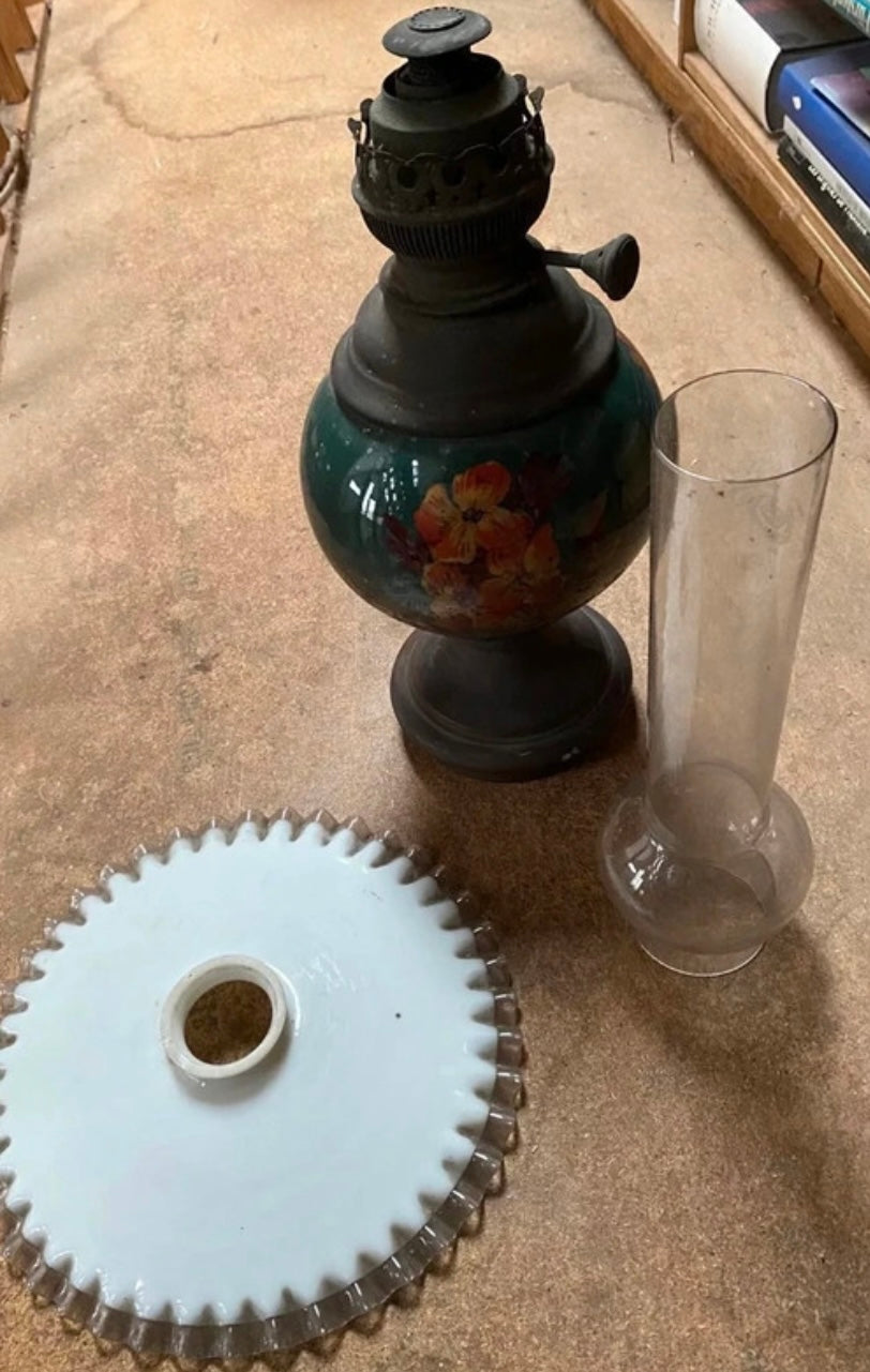 Lampe à pétrole ancienne Matador. Porcelaine cuivre avec accessoires