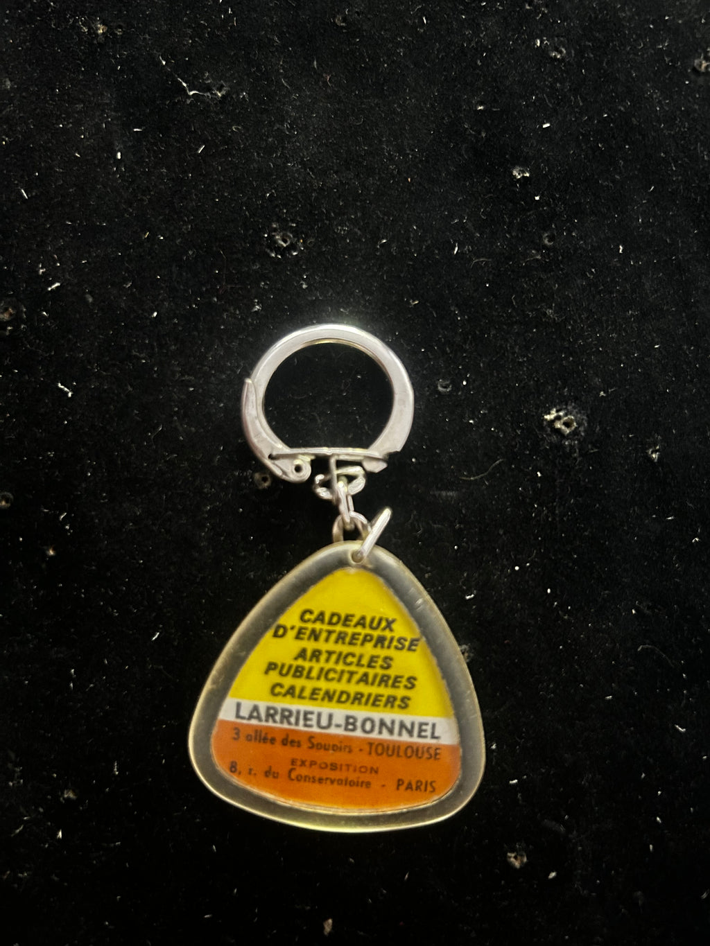 Porte clefs ancien Cadeau d’entreprise articles publicitaires calendriers. Larrieu Bonnel