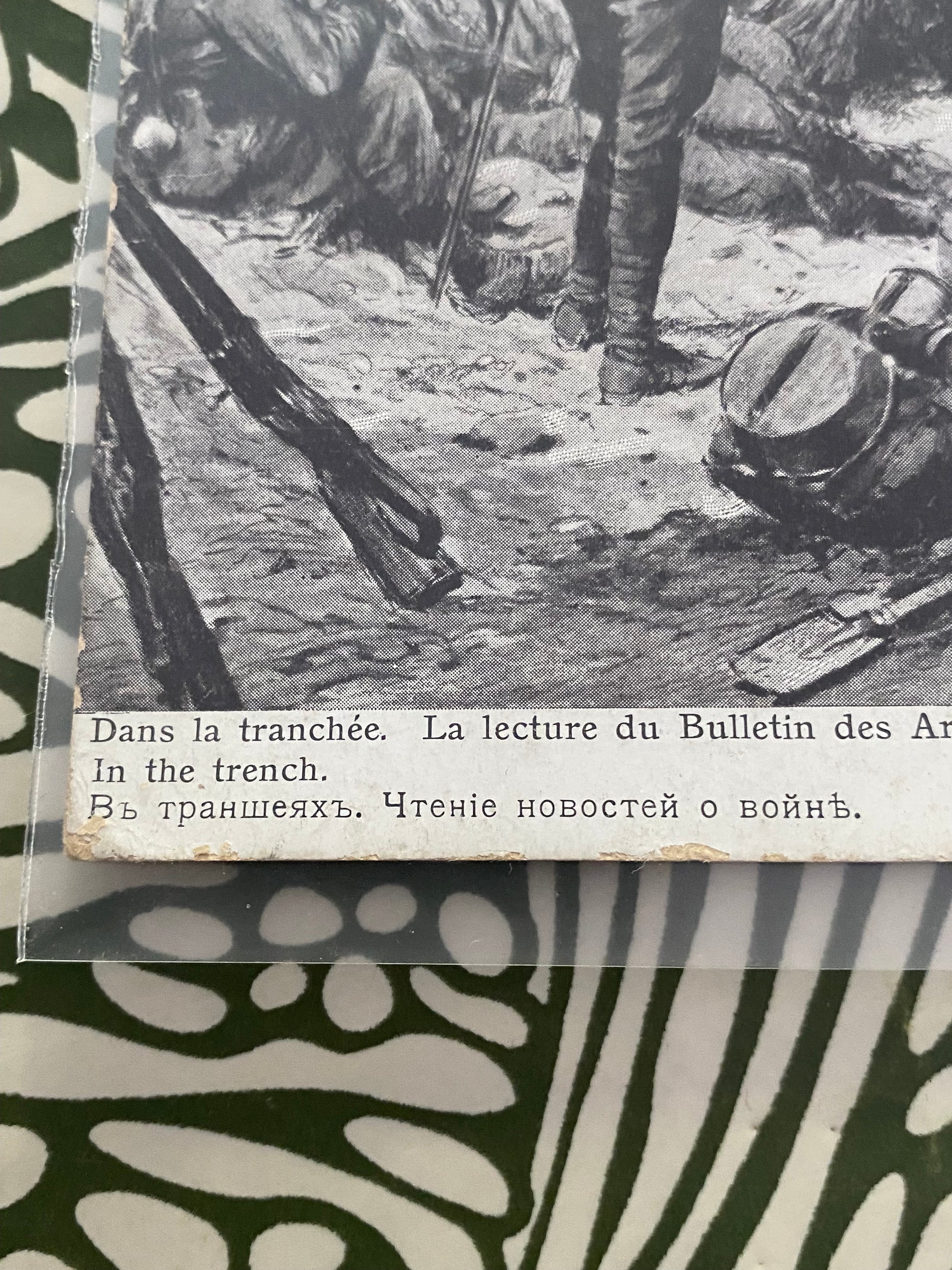 Carte postale ancienne. Dans la tranchée. La lecture du bulletin des armées de la république. Dans une pochette de protection