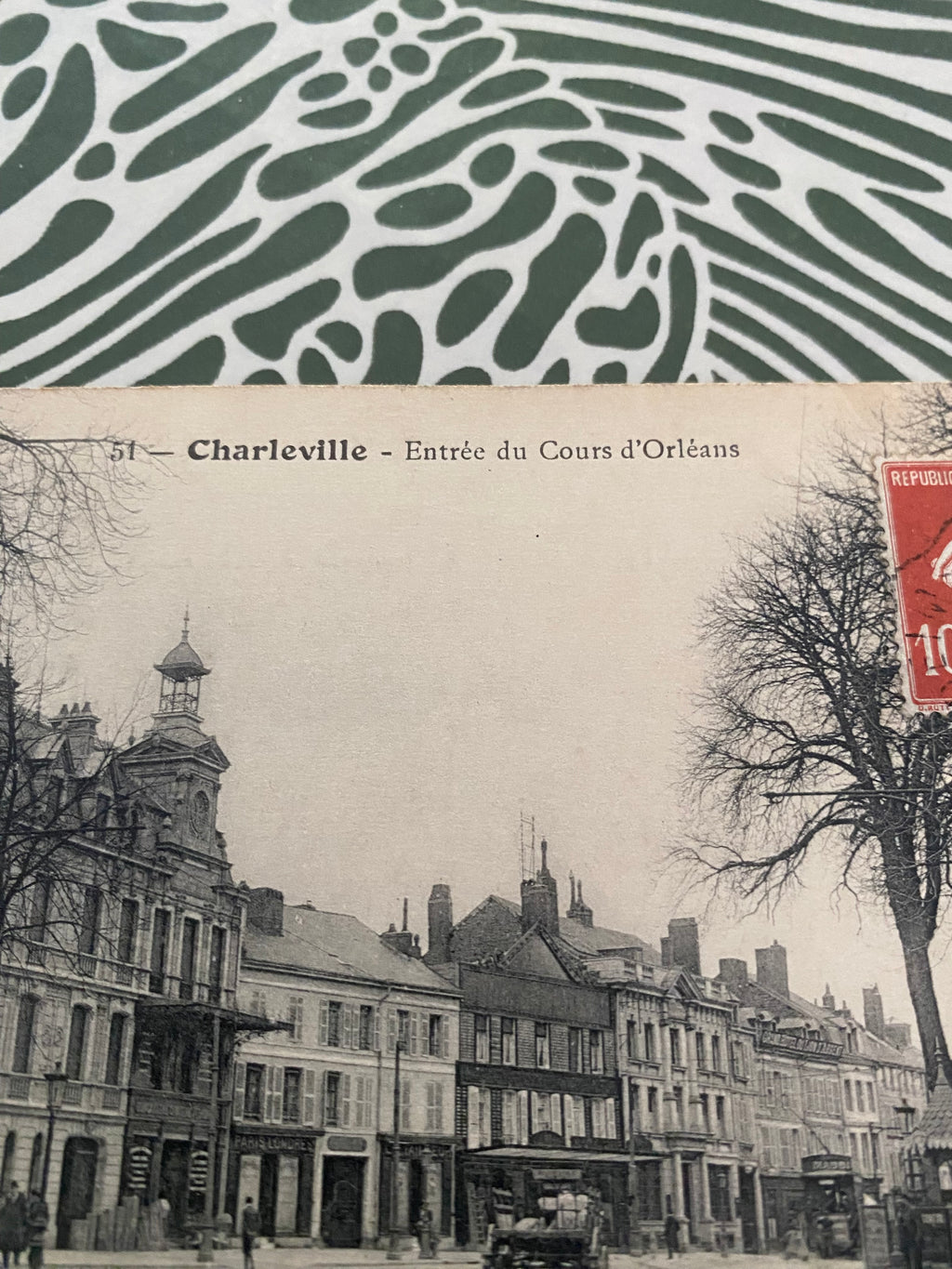 Carte postale ancienne Charleville. Entrée du cours d’Orleans
