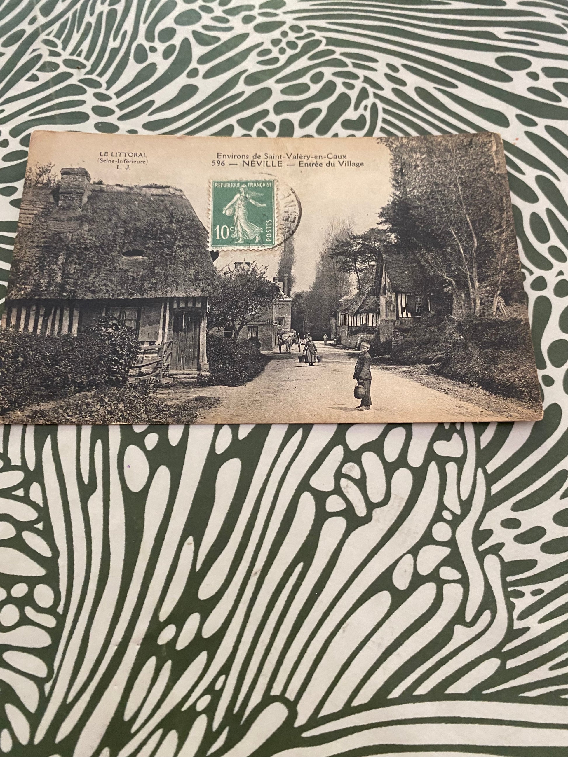 Carte postales ancienne Environs de Saint Valery en Caux. Neville. Entrée du village. 1922