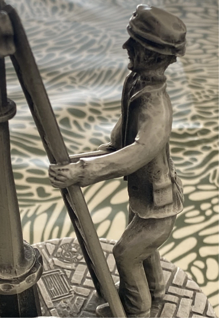 Figurine ancienne en Étain allumeur de réverbère. Marque GAS étain d’Art.