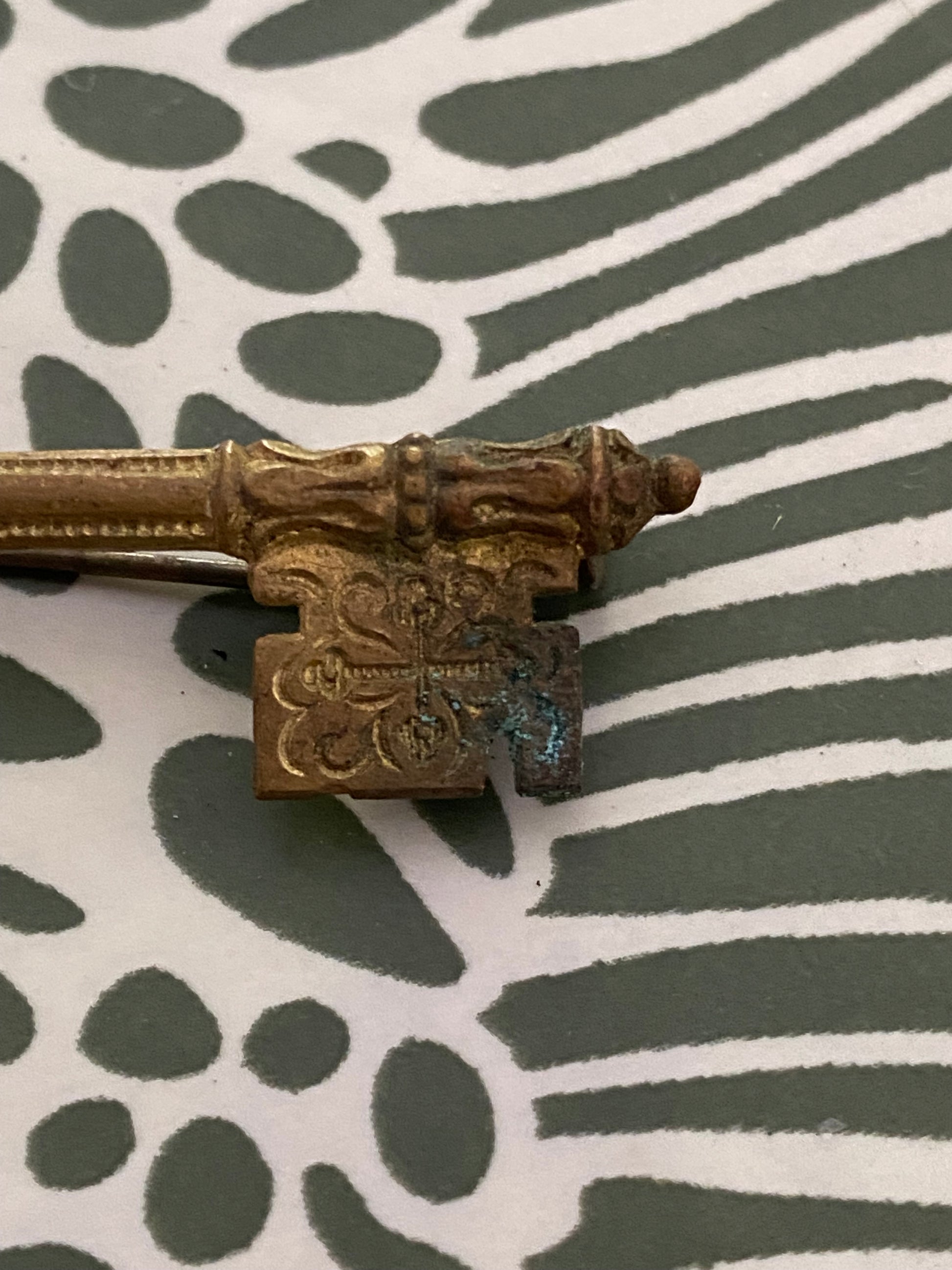 Broche ancienne en métal léger. Clef.