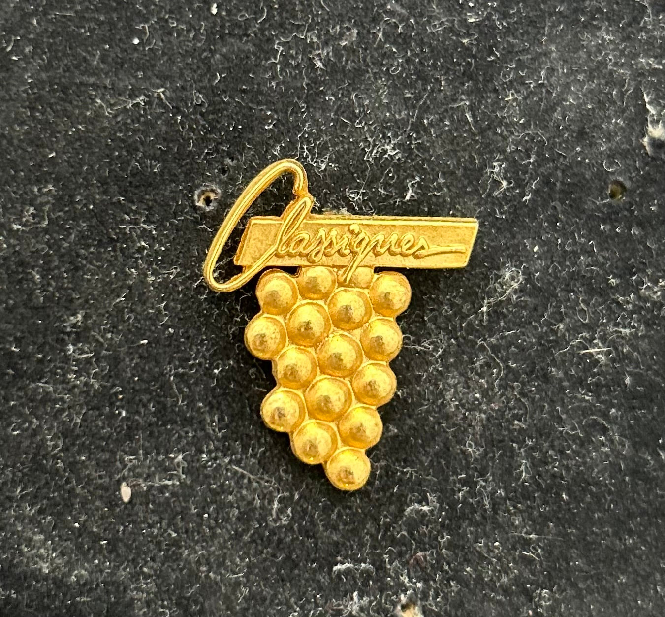 Pin’s de collection ancien grappe de raisin Alcool Classique