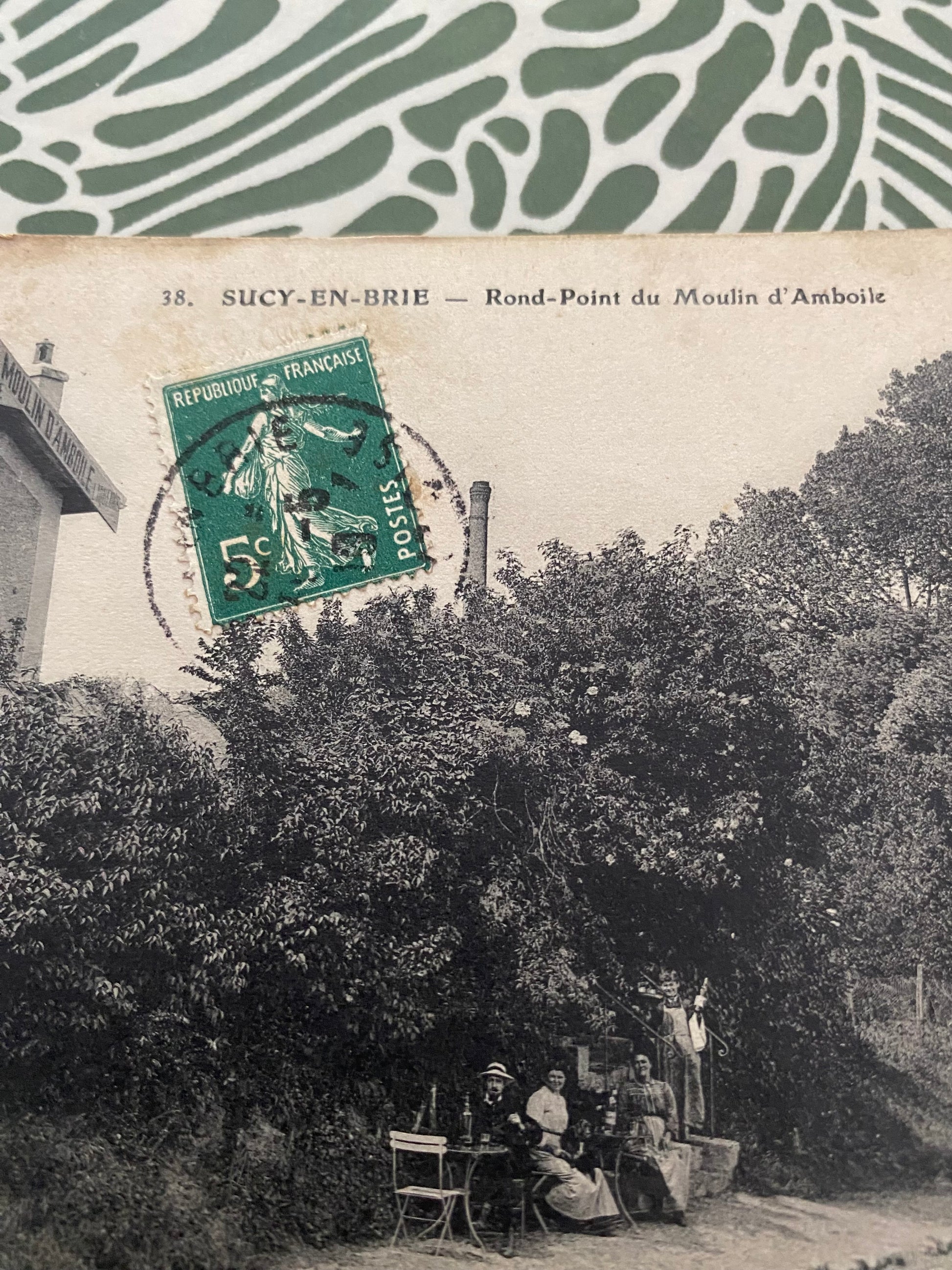 Carte postale ancienne. Sucy-En-Brie. Rond point du Moulin d’Amboile.