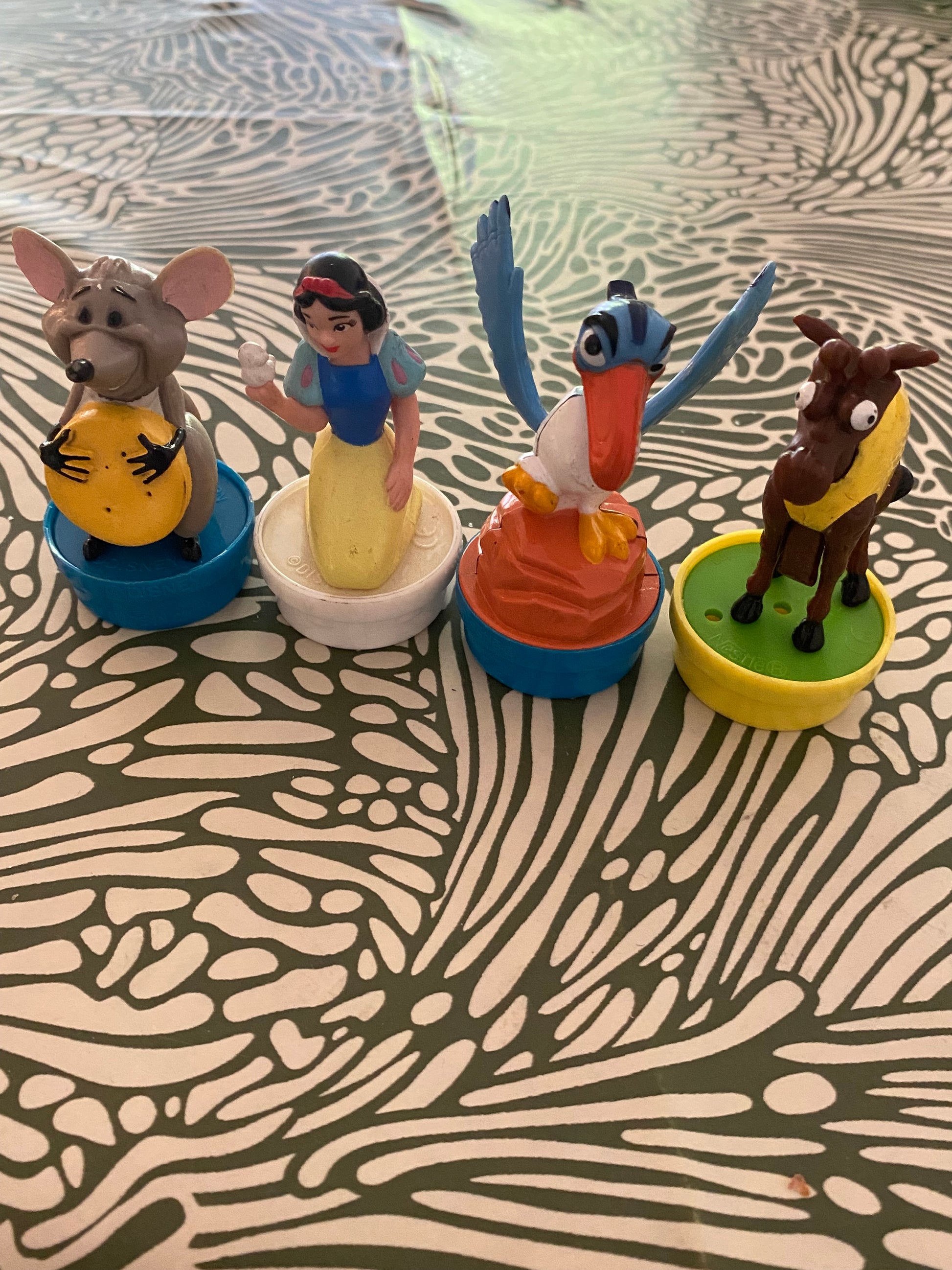 Figurines Disney bouchons smarties nestlé. Lot de 4
