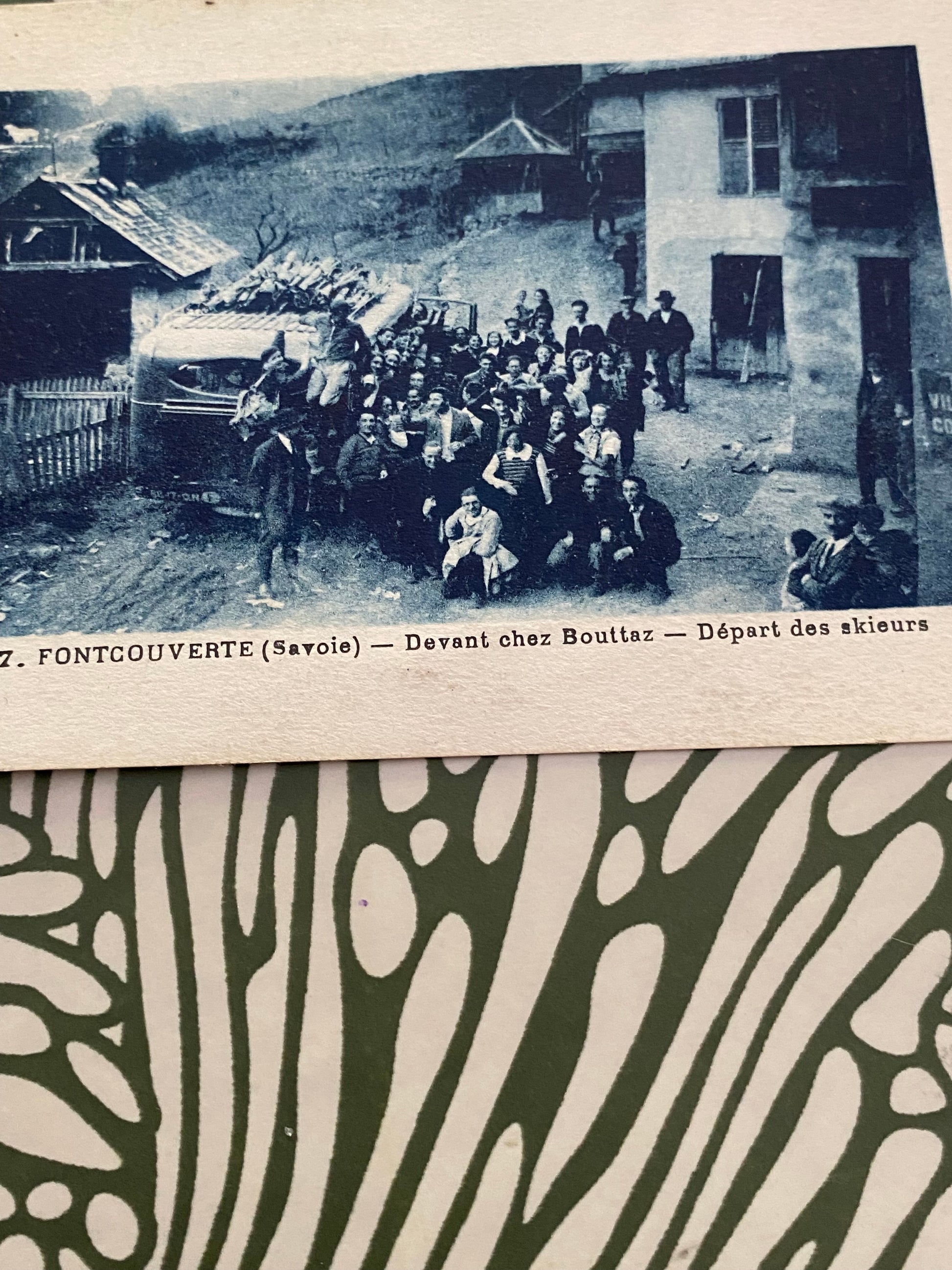 Carte postale ancienne. Fontcouverte ( Savoie ) devant chez Bouttaz. Départ des skieurs.