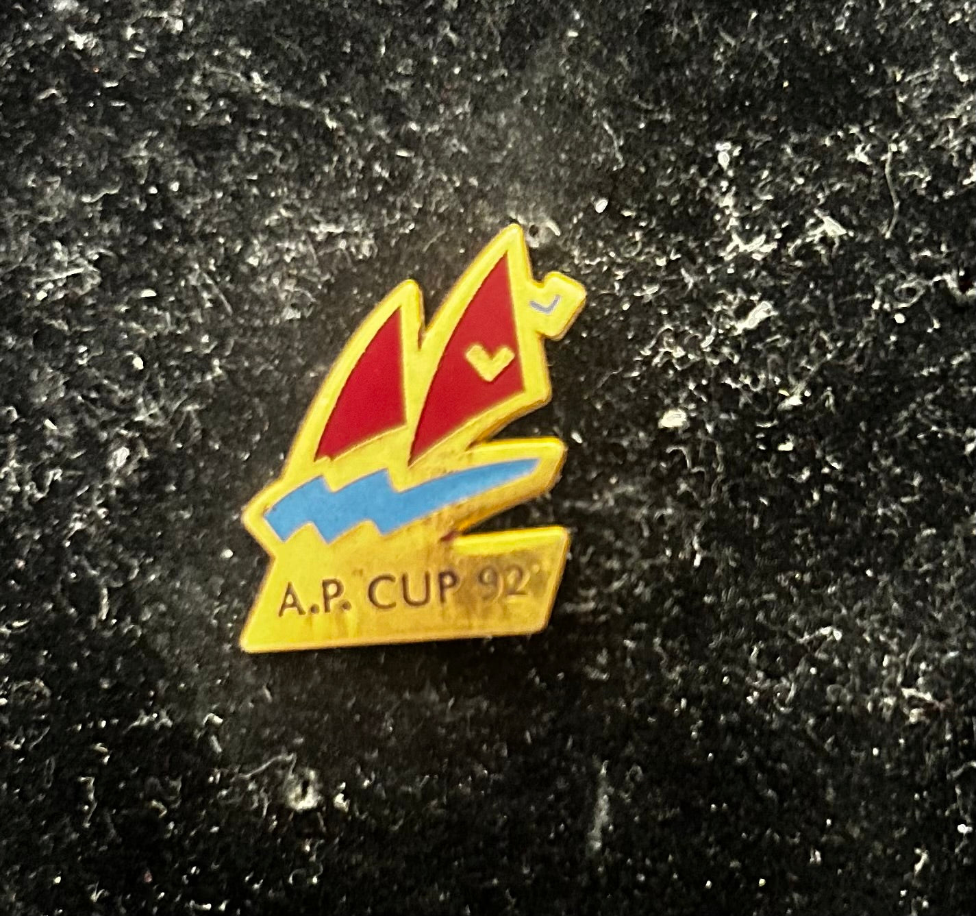 Pin’s ancien A. P. Cup 92