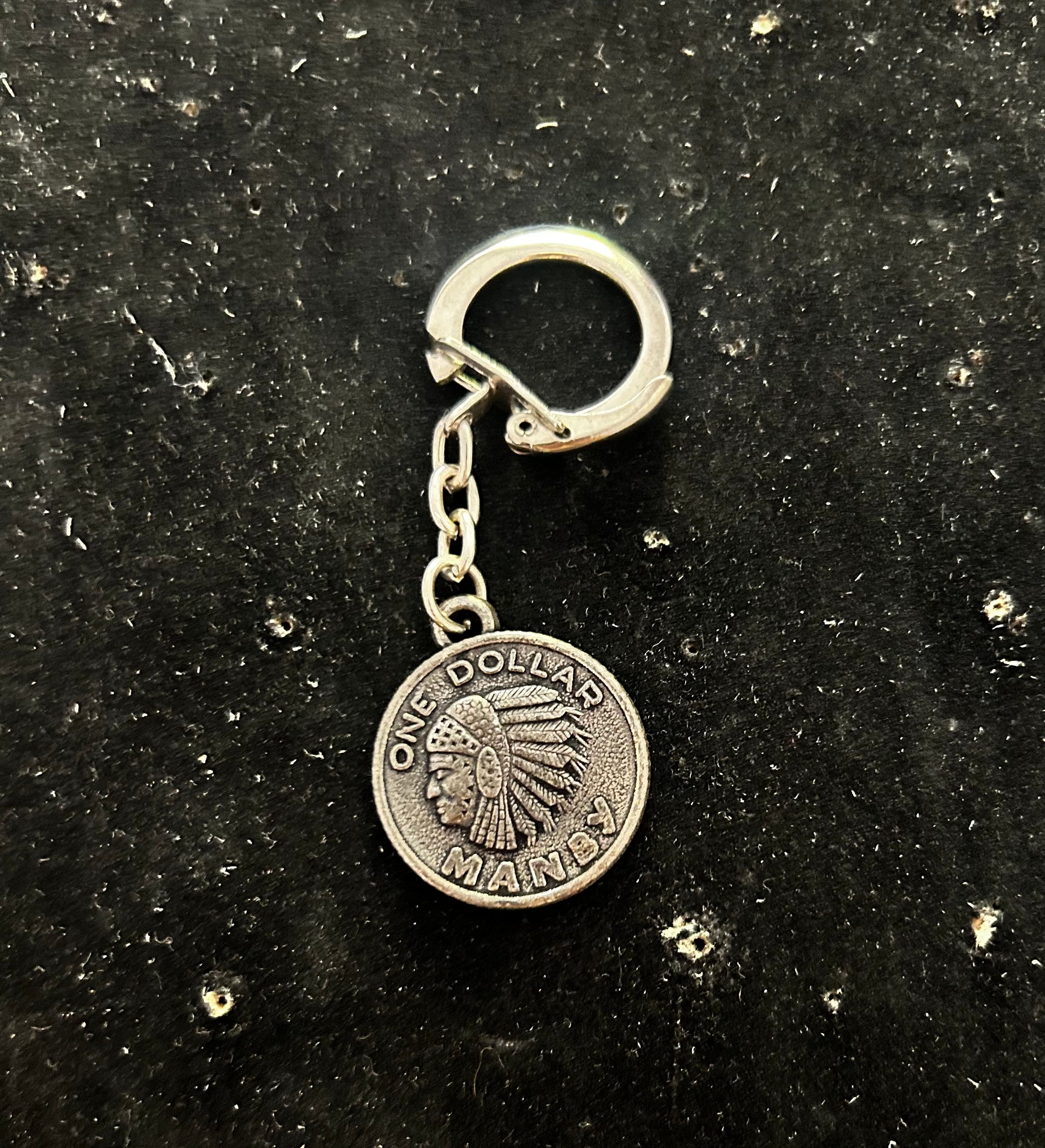 Porte clefs ancien One dollar Manby. Tout pour l’habillement des jeunes. En métal