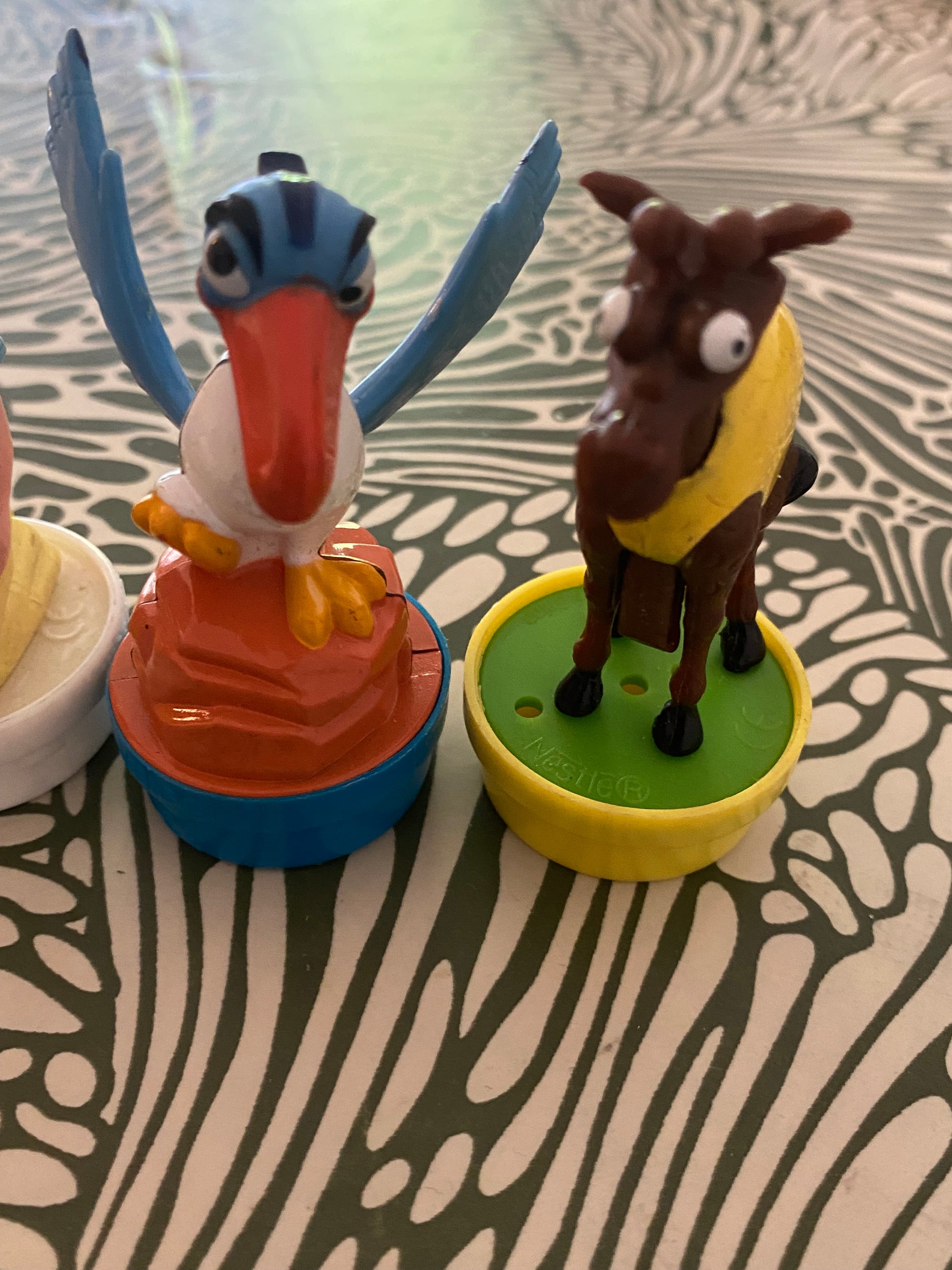 Figurines Disney bouchons smarties nestlé. Lot de 4