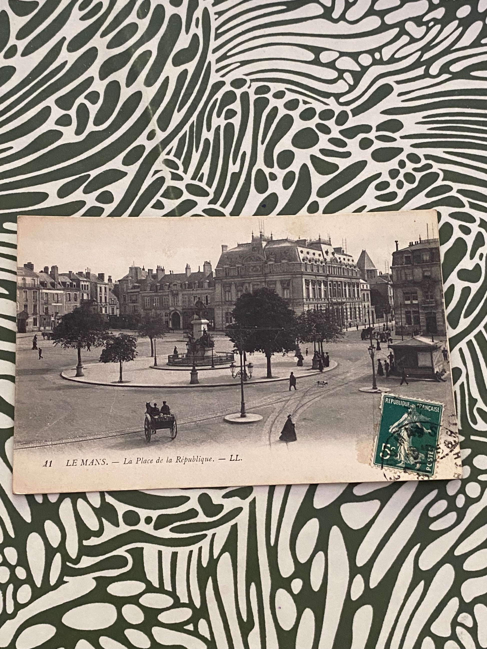 Carte postale ancienne. Le Mans. La place de la république. LL