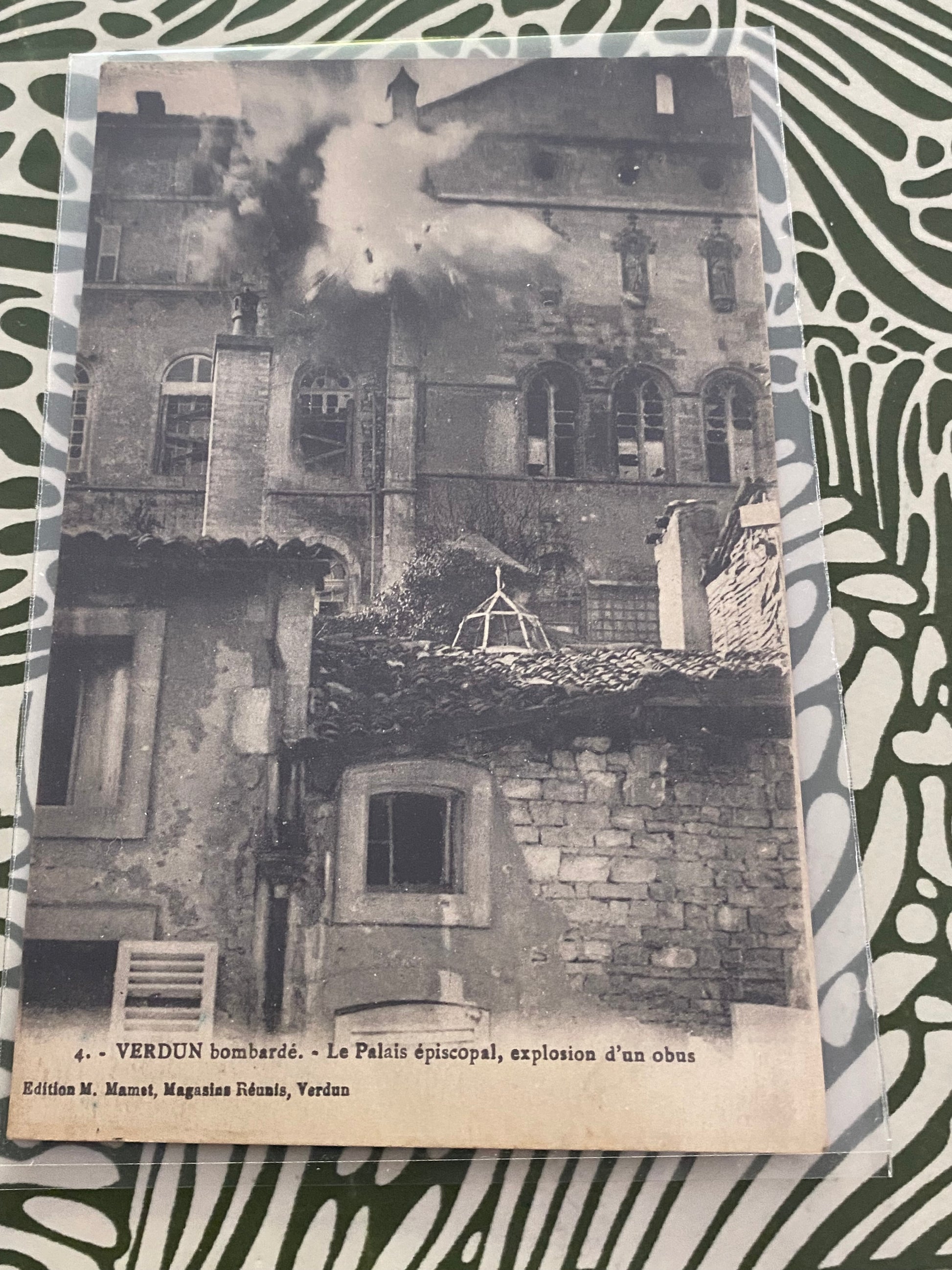 Carte Postale ancienne. Verdun bombardé. Le palais épiscopal, explosion d’un Obus. Dans une pochette de protection
