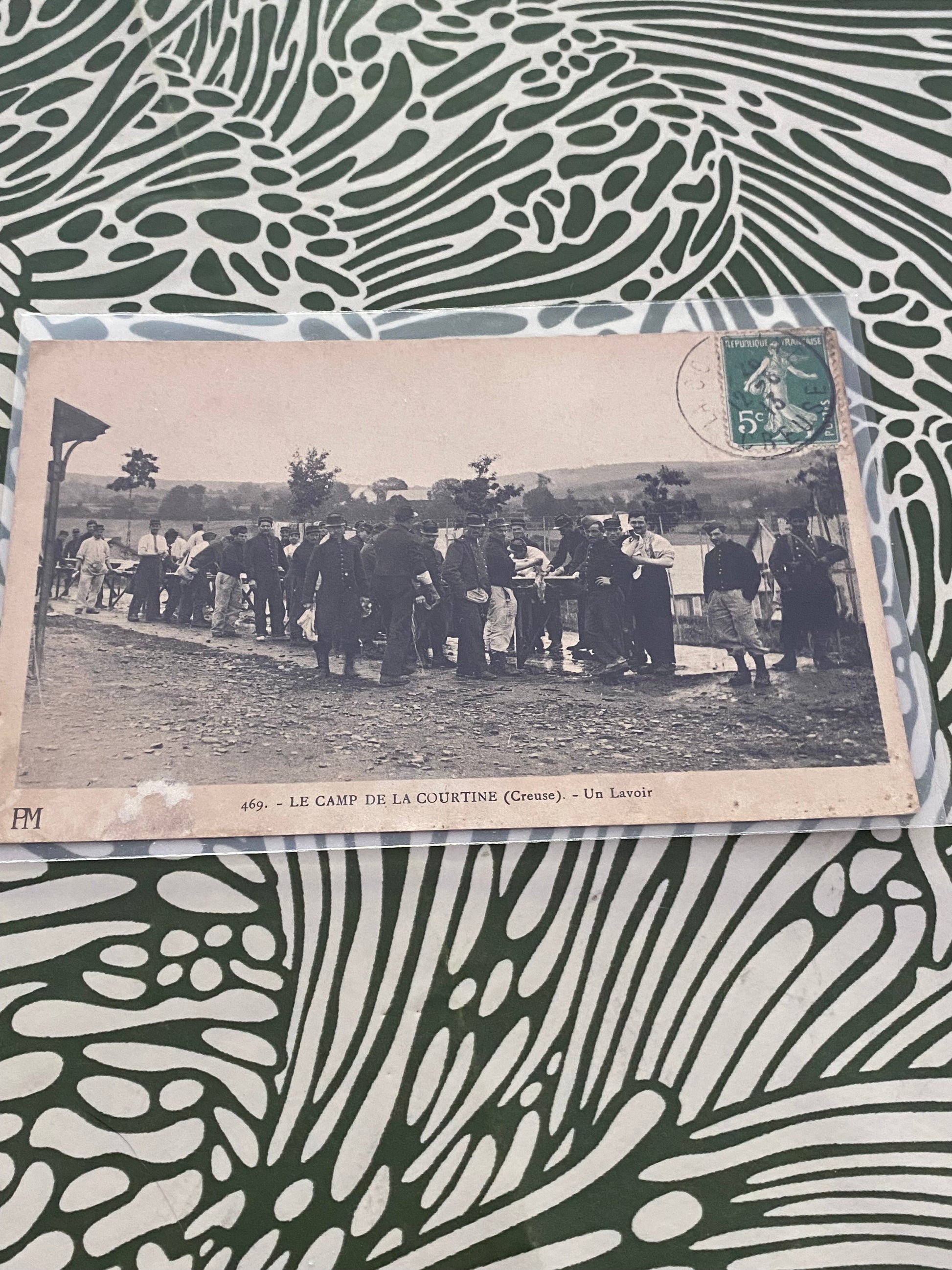 Carte postale ancienne. Les camp de la Courtine ( creuse ) un lavoir. Dans une poche de protection. 1913