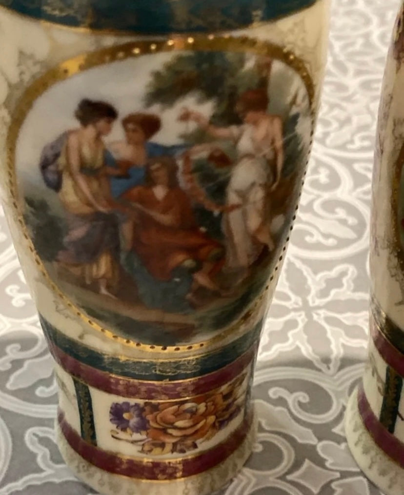 Paire de petits Vases anciens Signé E. S 1861. Hauteur 15 cm.