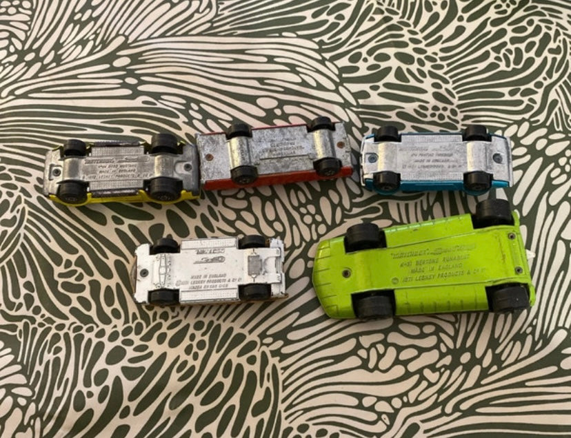 Voitures anciennes en métal plastique Lot de 5. Des manque