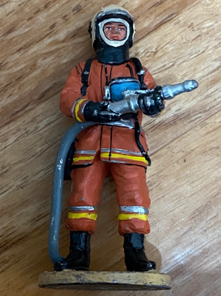 Figurine ancienne en Plomb Delprado Pompier tenue de feu Bruxelles Belgique 2003