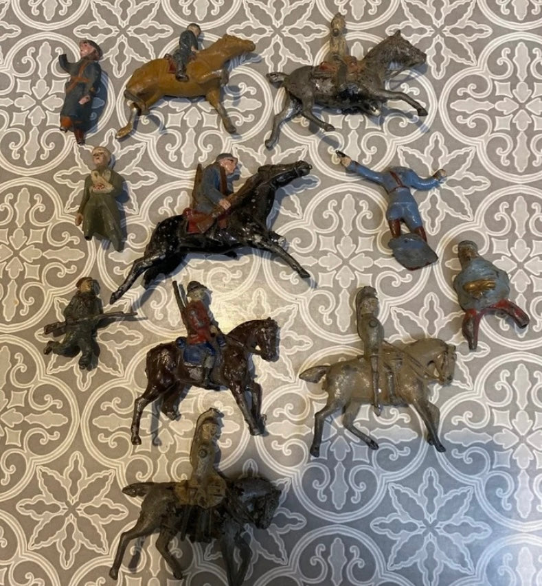 Figurines anciennes CBG Mignot Lot de 11 dans leurs jus. En métal