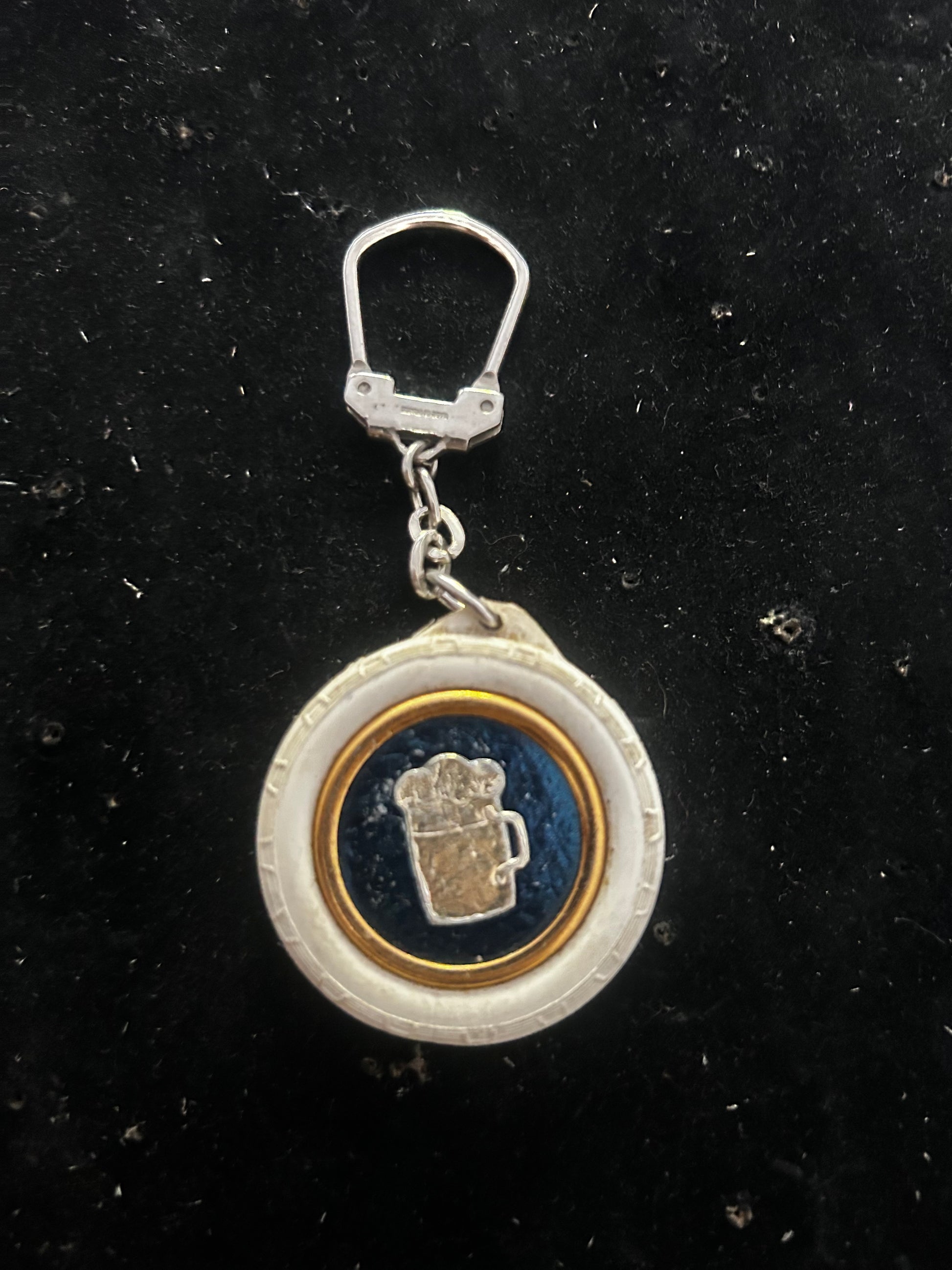Porte clefs ancien Taverne du Pot qui Mousse. Saint Demanie. Plessis-Robinson. Tel 02.76