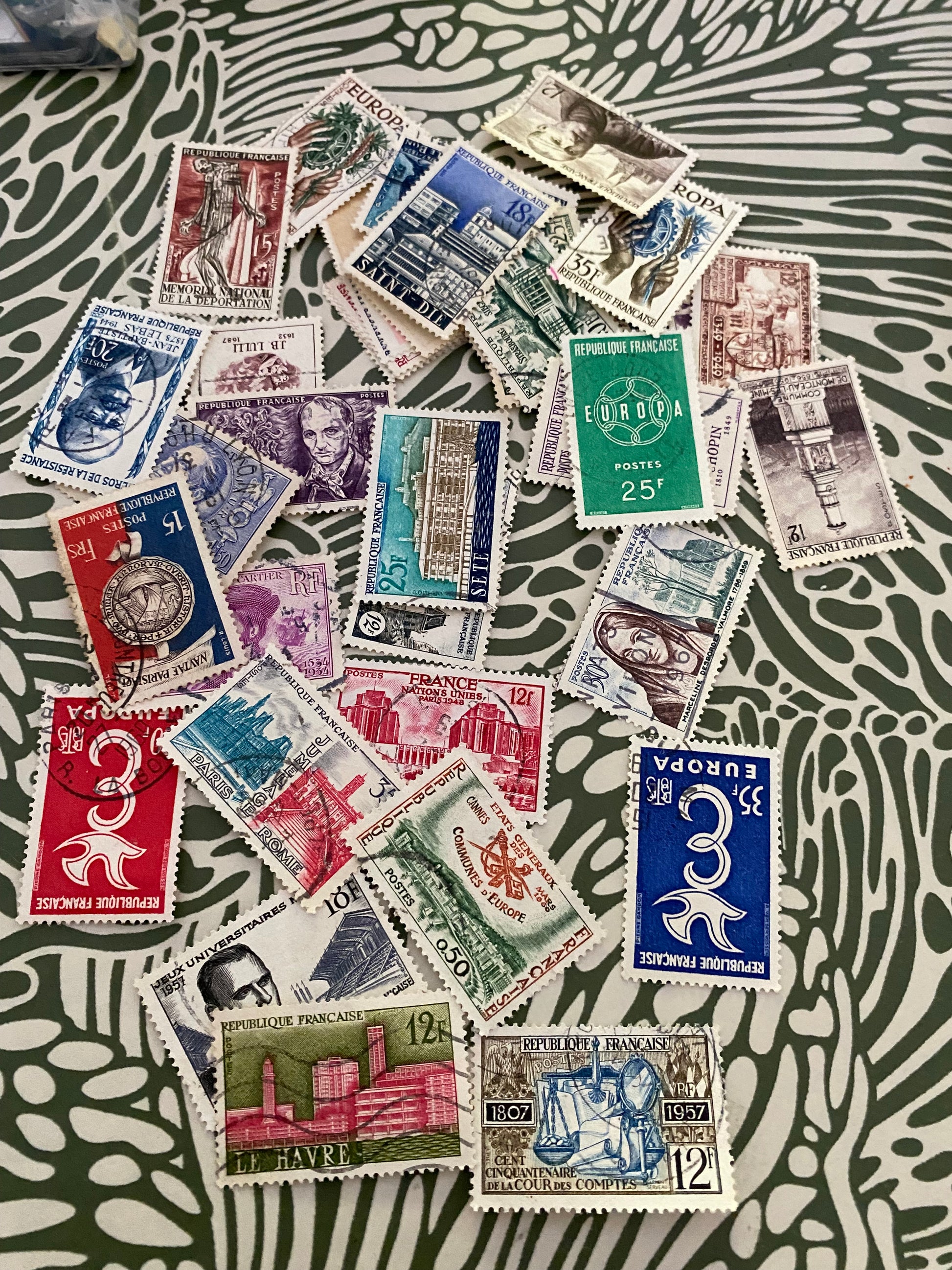 Timbres gros lot divers. Comme sur les photos