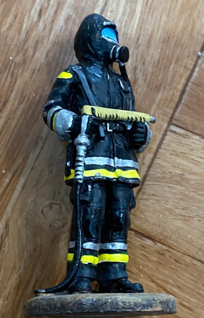 Figurine ancienne en Plomb Delprado Pompier tenue de feu Berlin Allemagne 2003
