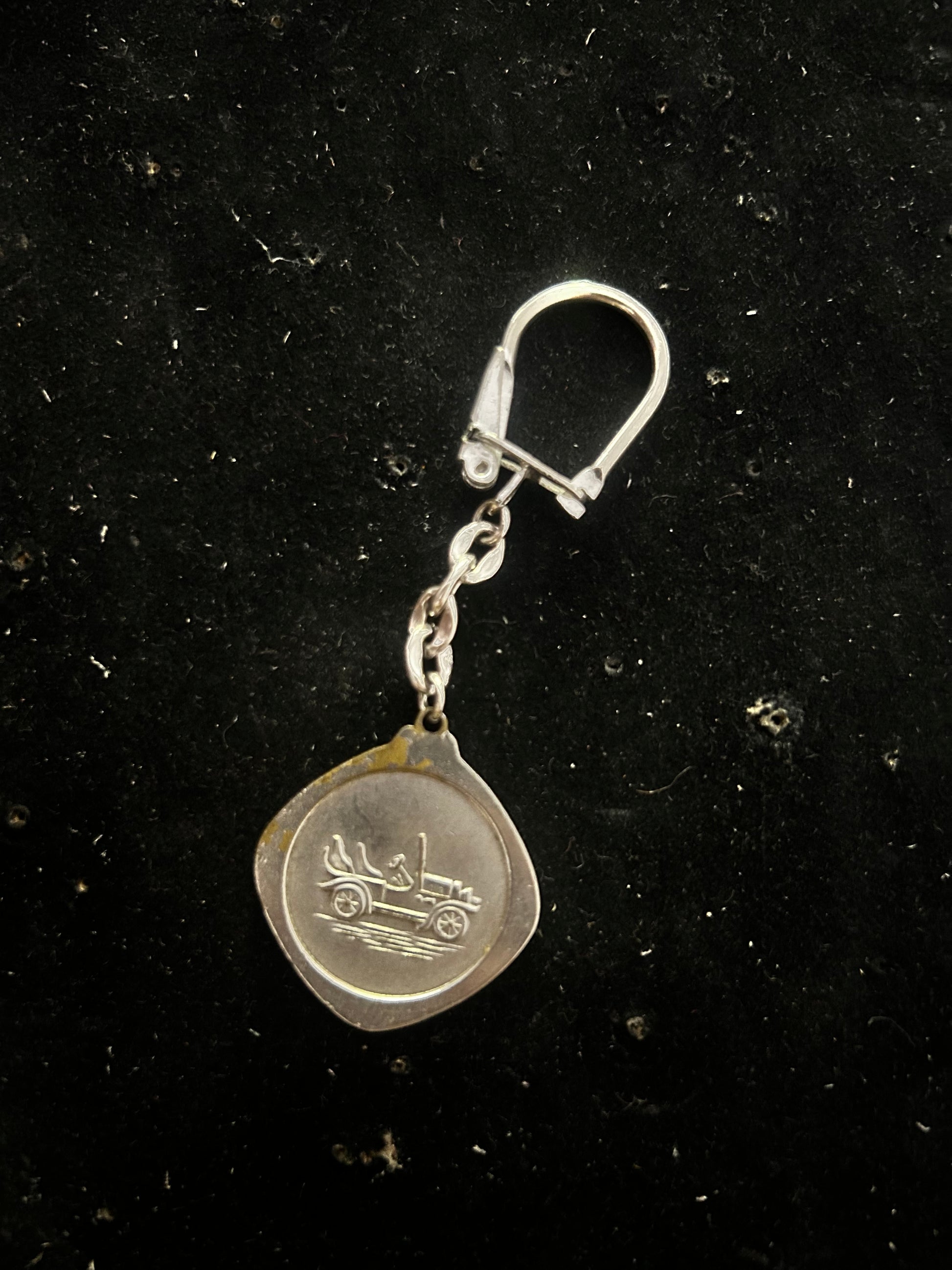 Porte clefs en métal. Voiture ancien