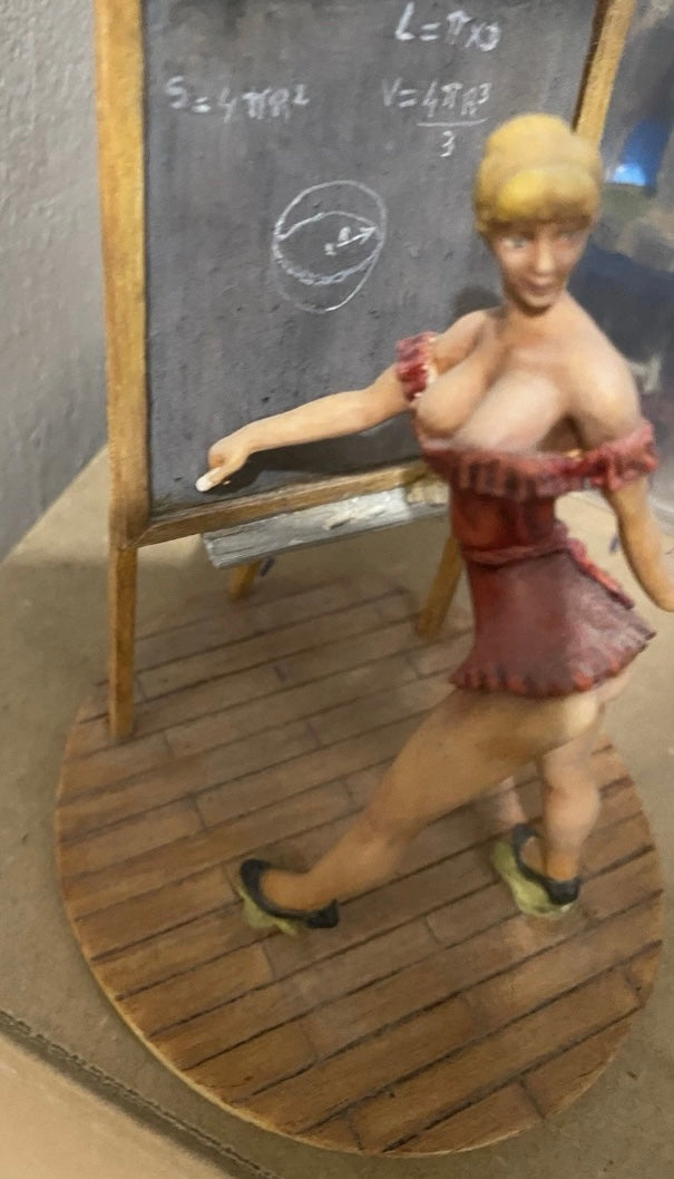 Figurine ancienne Pin Up marque pheonix scène maîtresse d’école professeur