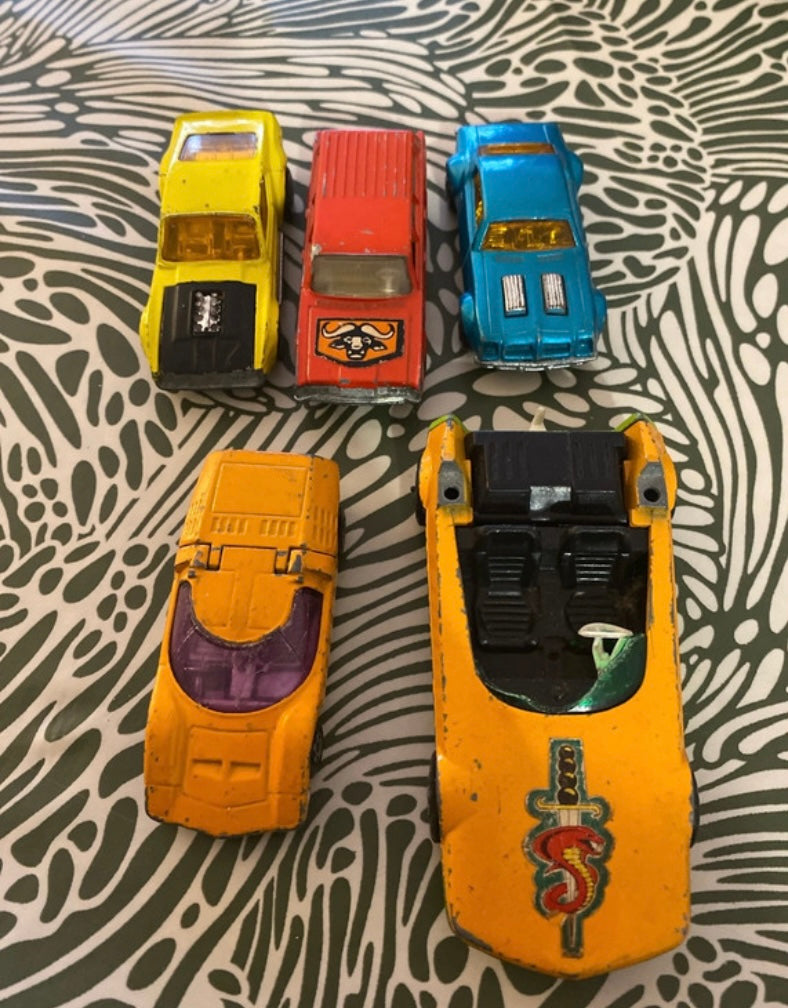 Voitures anciennes en métal plastique Lot de 5. Des manque