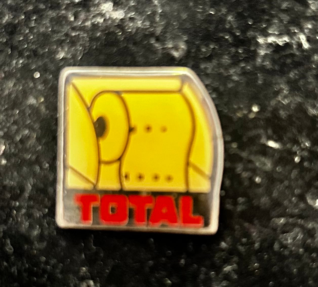 Pin’s ancien Total. Papier wc
