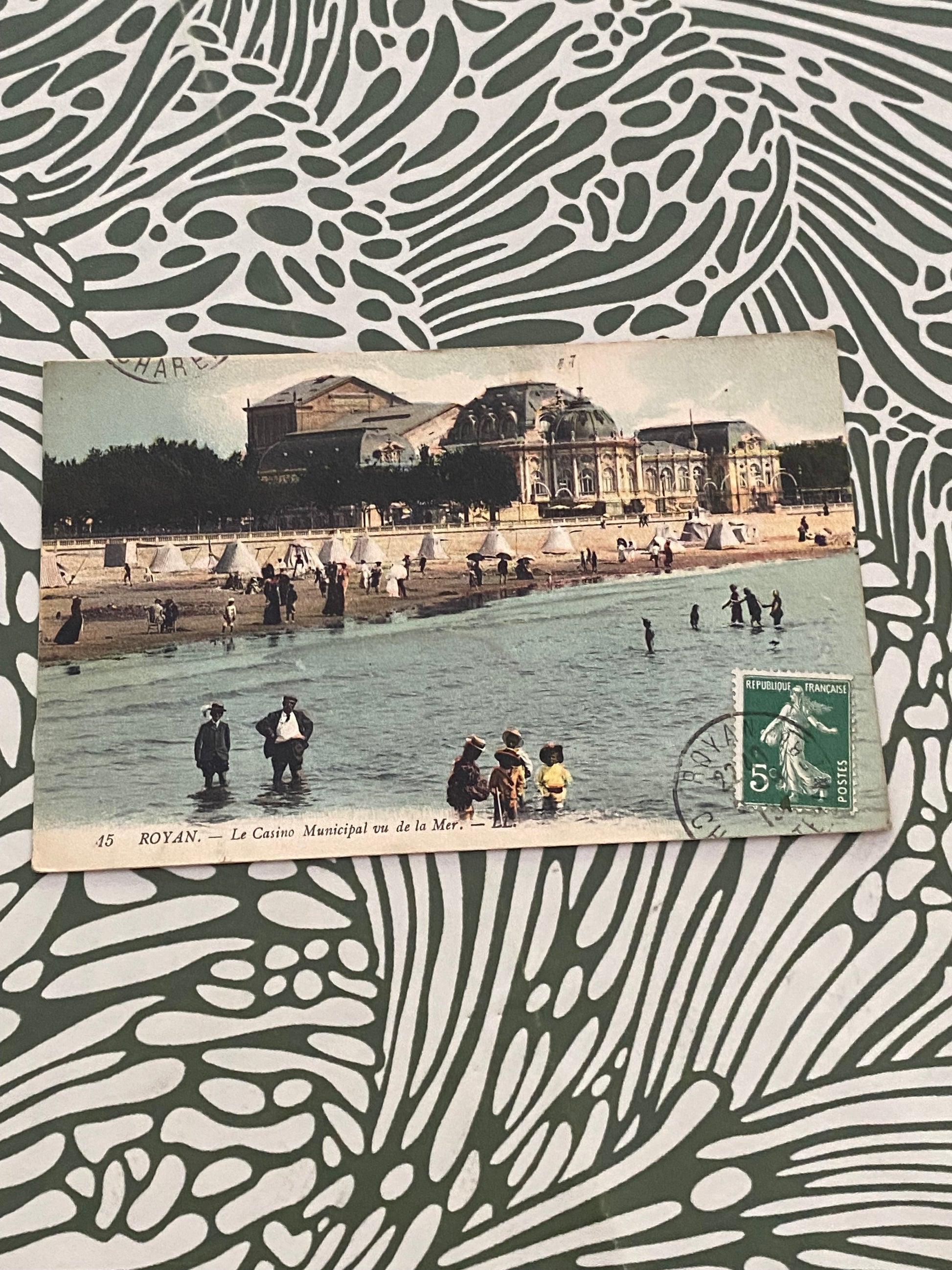 Carte postale ancienne Royan. Le casino municipal vu sur la mer