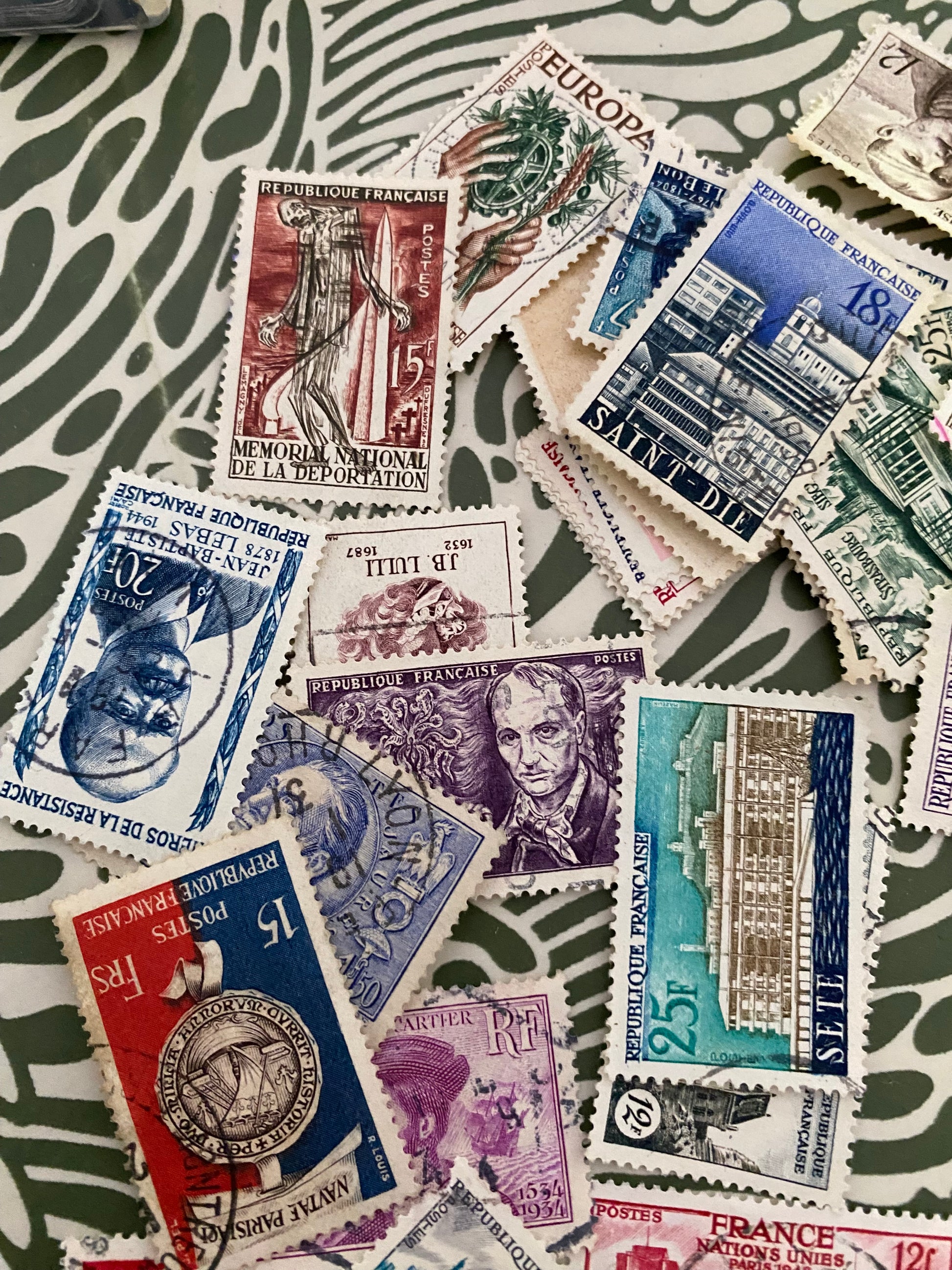 Timbres gros lot divers. Comme sur les photos