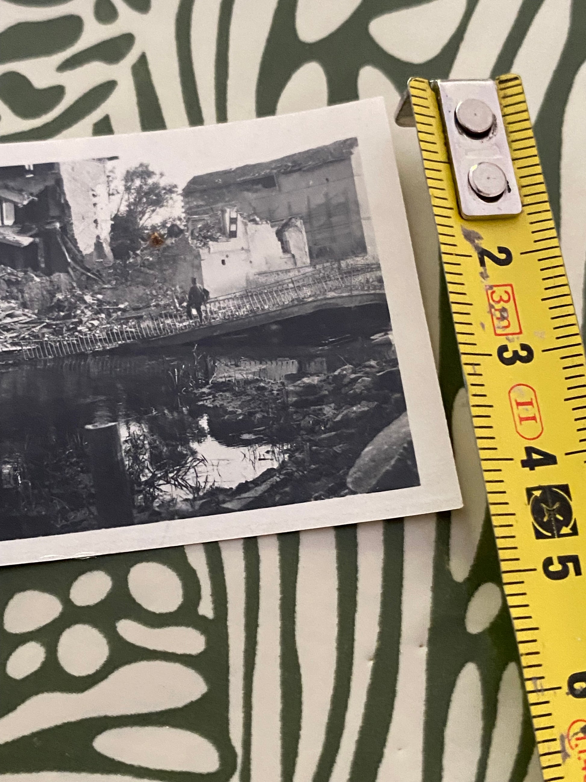 Petite photo ancienne. Soldat devant des ruines suite au bombardement