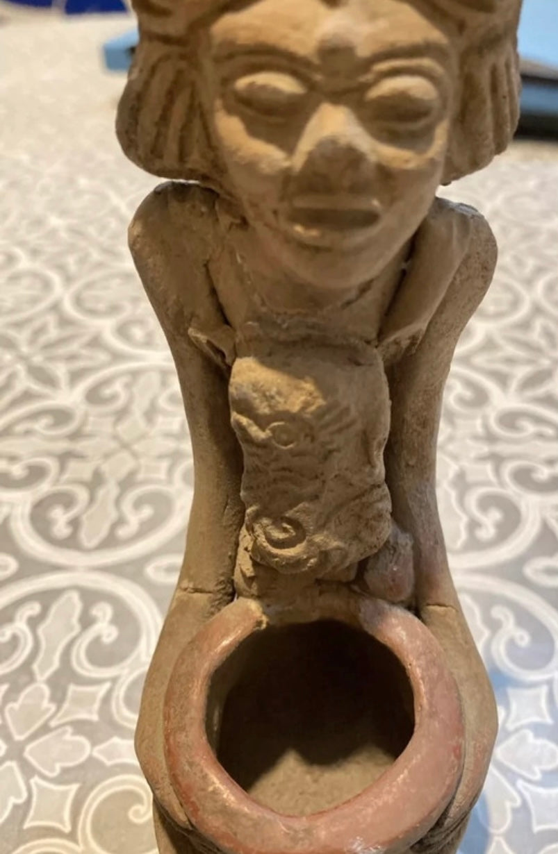 Sculpture artefact avec petit récipient précolombien aztèque en terre cuite