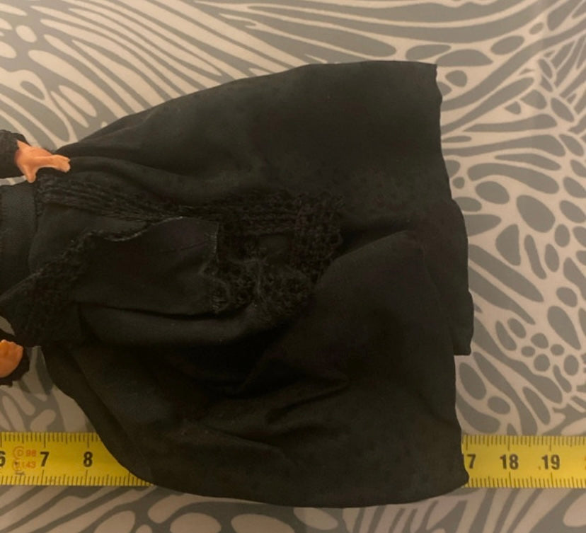 Poupée ancienne de collection régionale. Robe noire