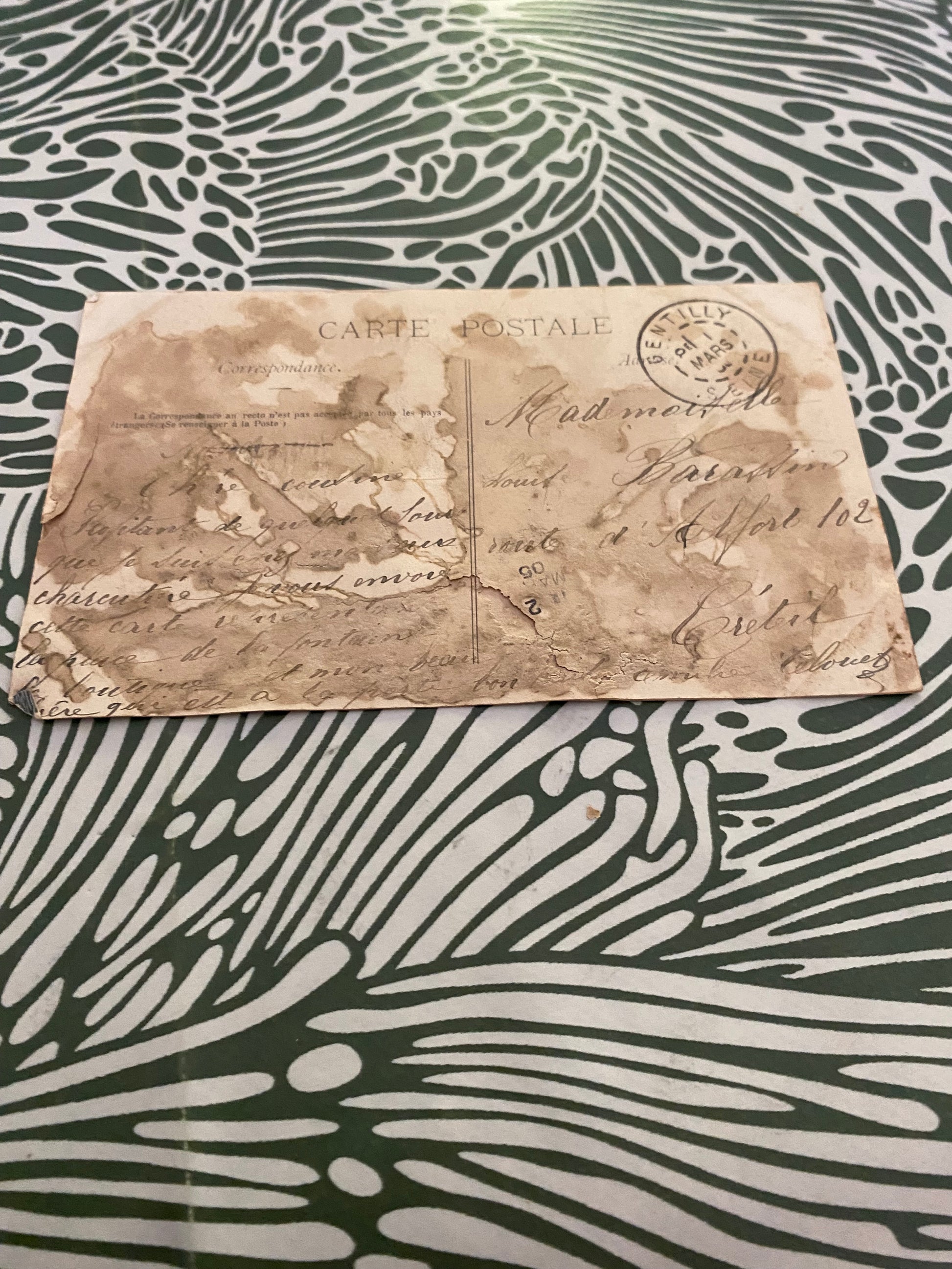 Carte postale Gentilly. Place de la Fontaine et rue Frileuse