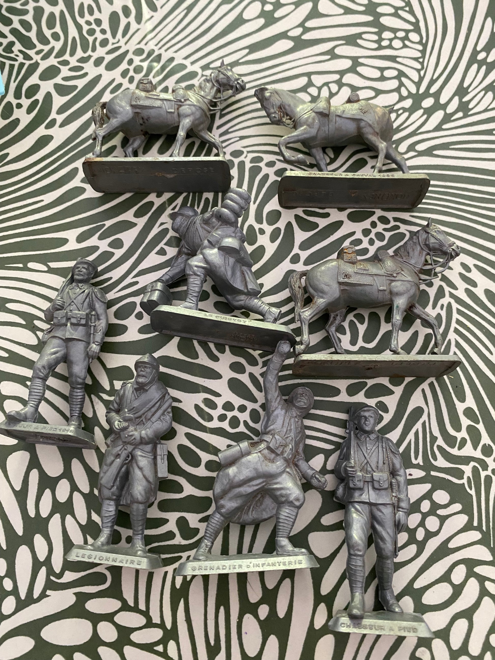Figurines anciennes Mokarex Lot de 8. Manque la queue d’un cheval