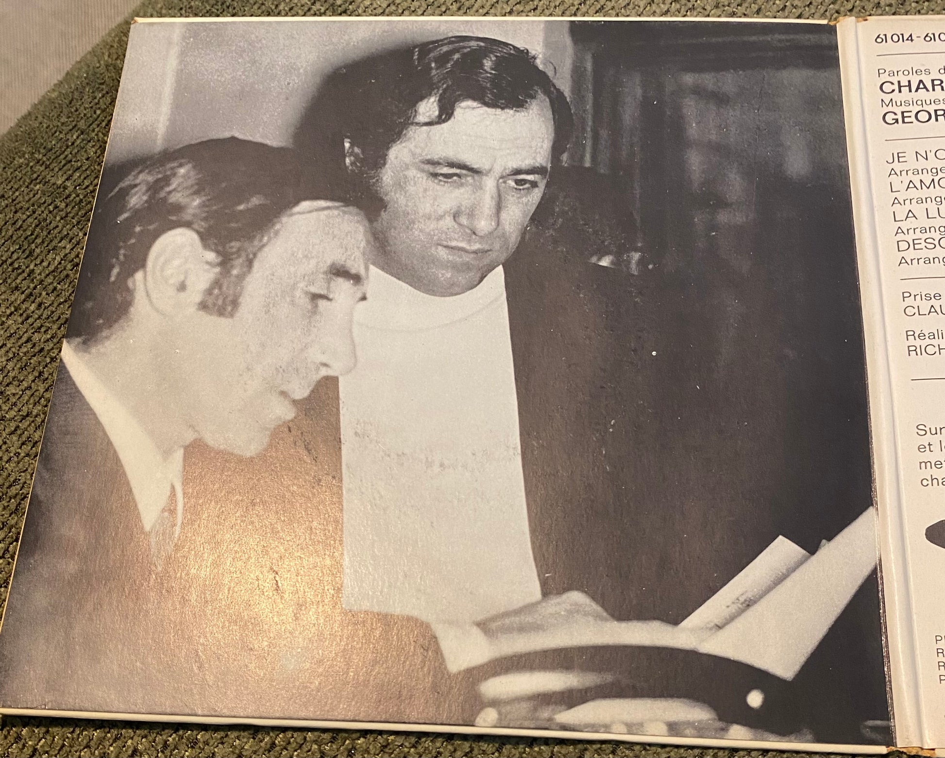 Disque vinyle 45 Tours Charles Aznavour Je n’oublierai jamais