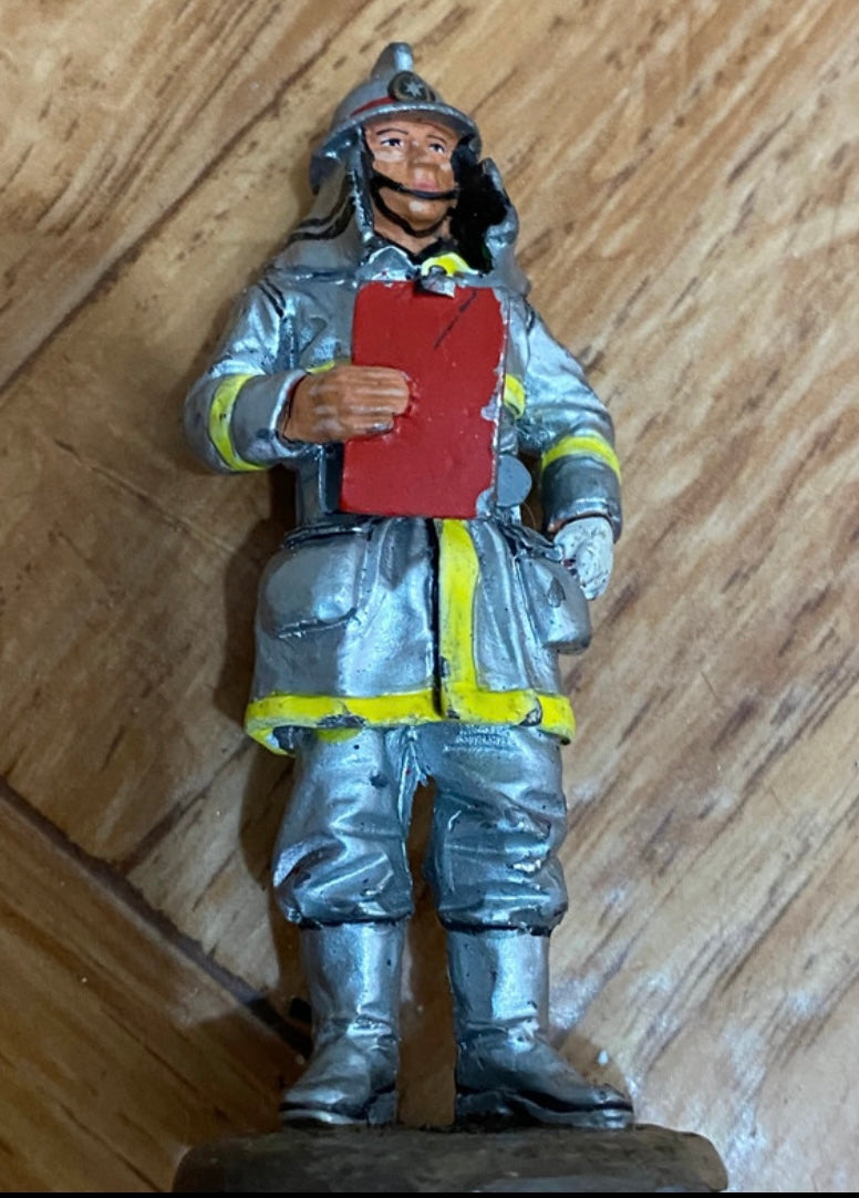 Figurine ancienne en Plomb Delprado Pompier tenue de feu Japon 1995
