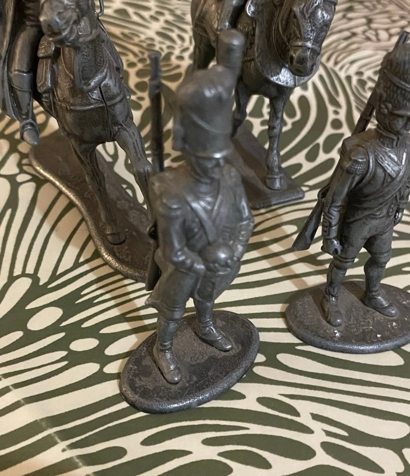 Figurines MHSP Lot de 4. Un pied du cheval de Napoléon est dessoudé