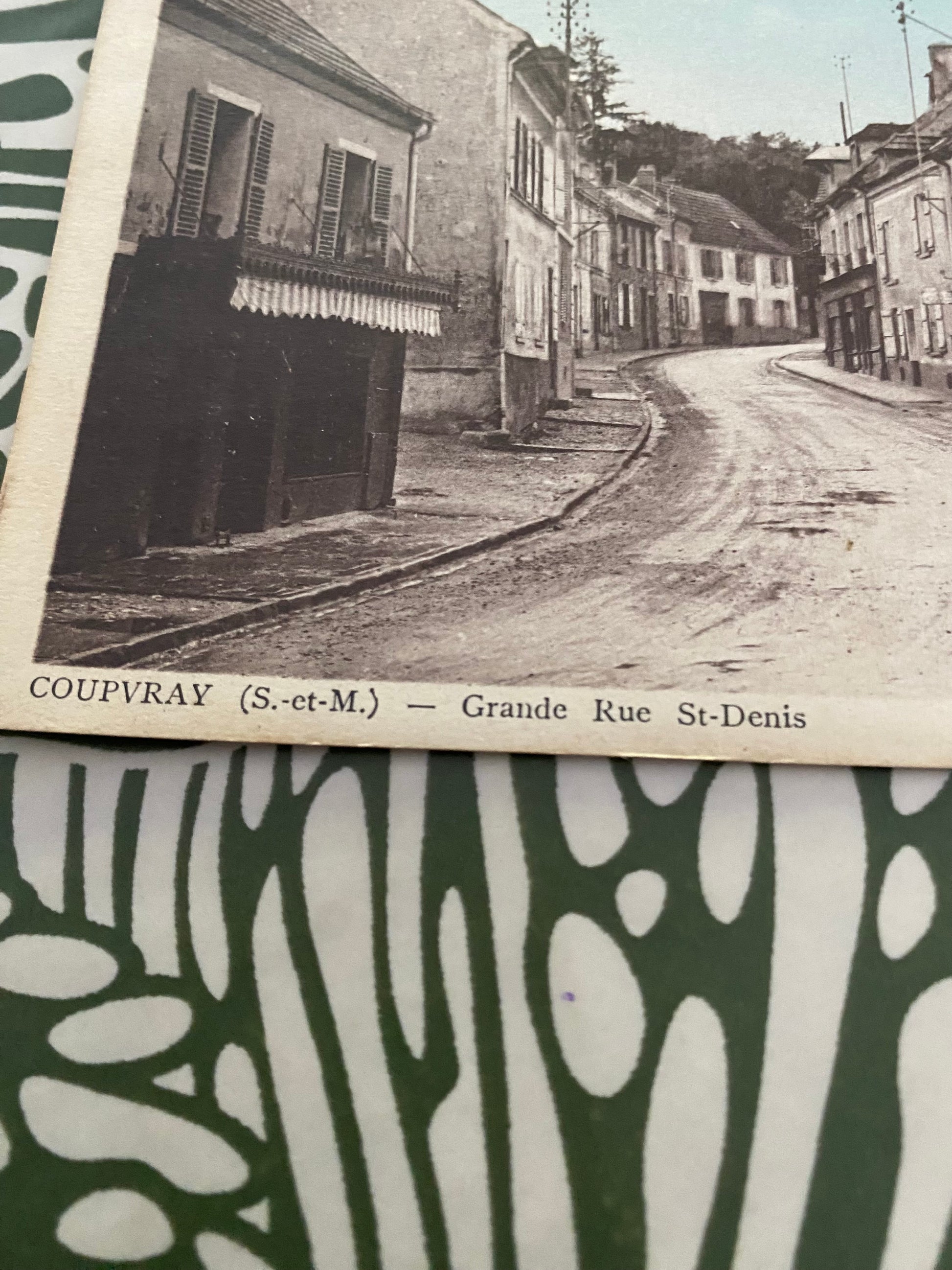 Carte postale ancienne Coupvray. Grande rue Saint Denis