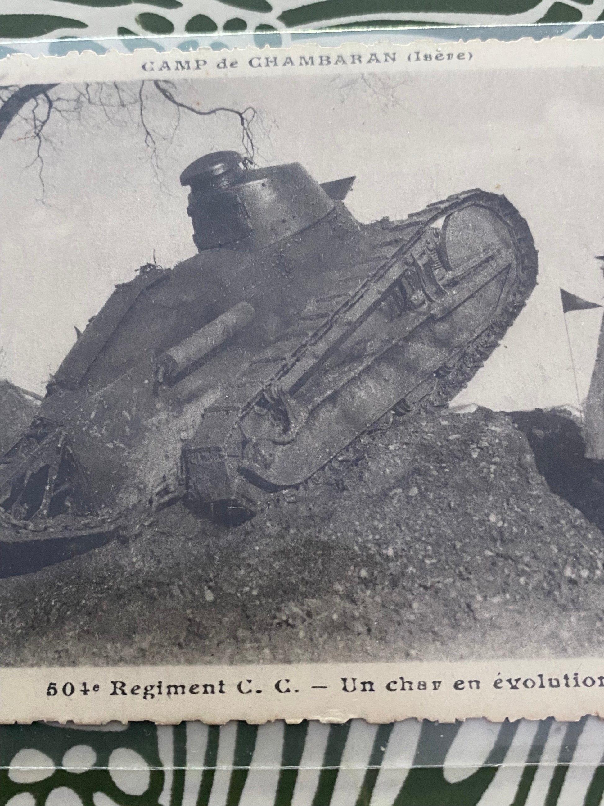 Carte postale ancienne. 504ieme régiment C. C. Un char en évolution. Dans une pochette de protection