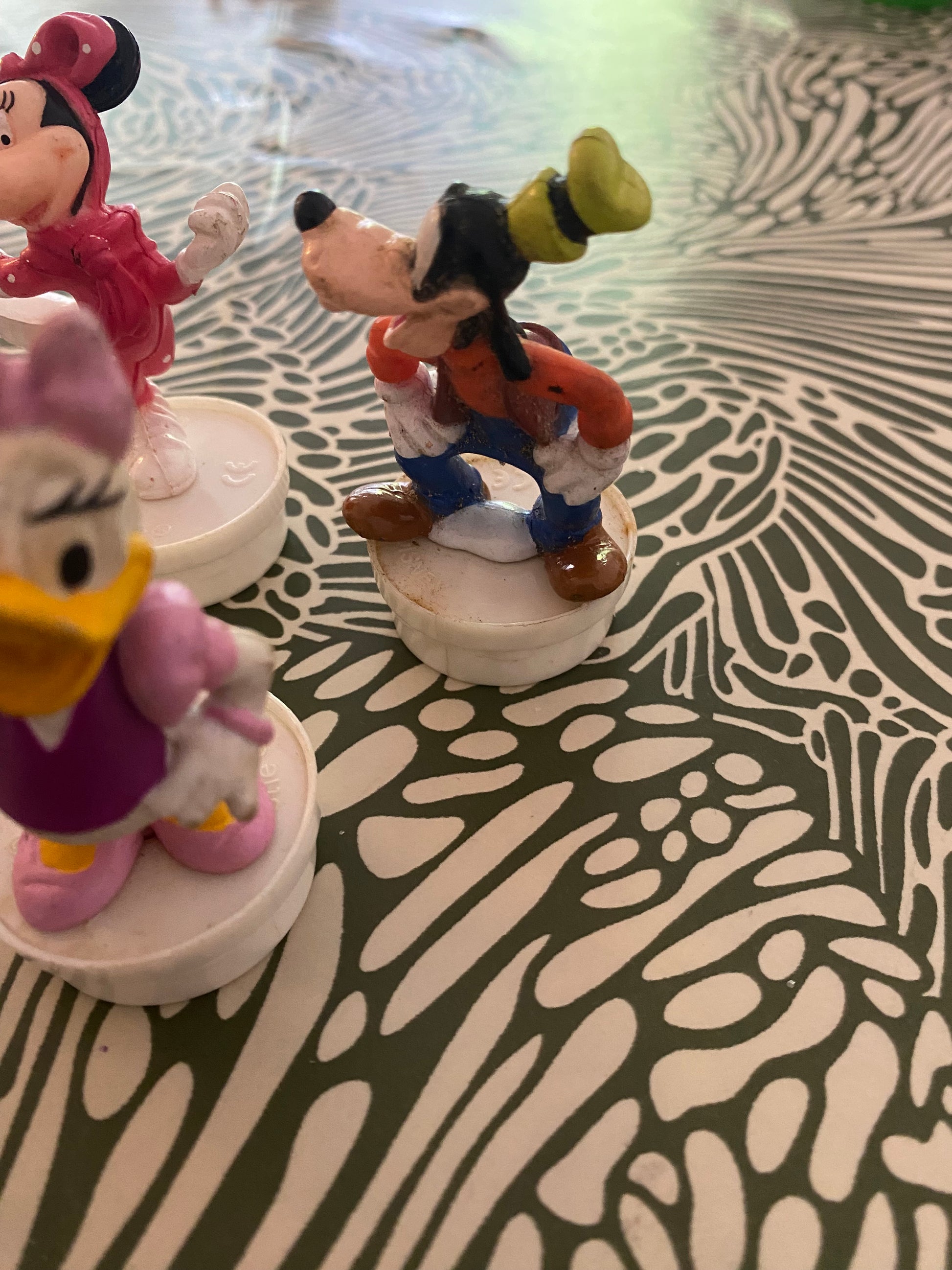 Figurines Disney Mickey Donald Pluto Mini etc. Bouchons de Smarties Nestlé. Lot de 5.