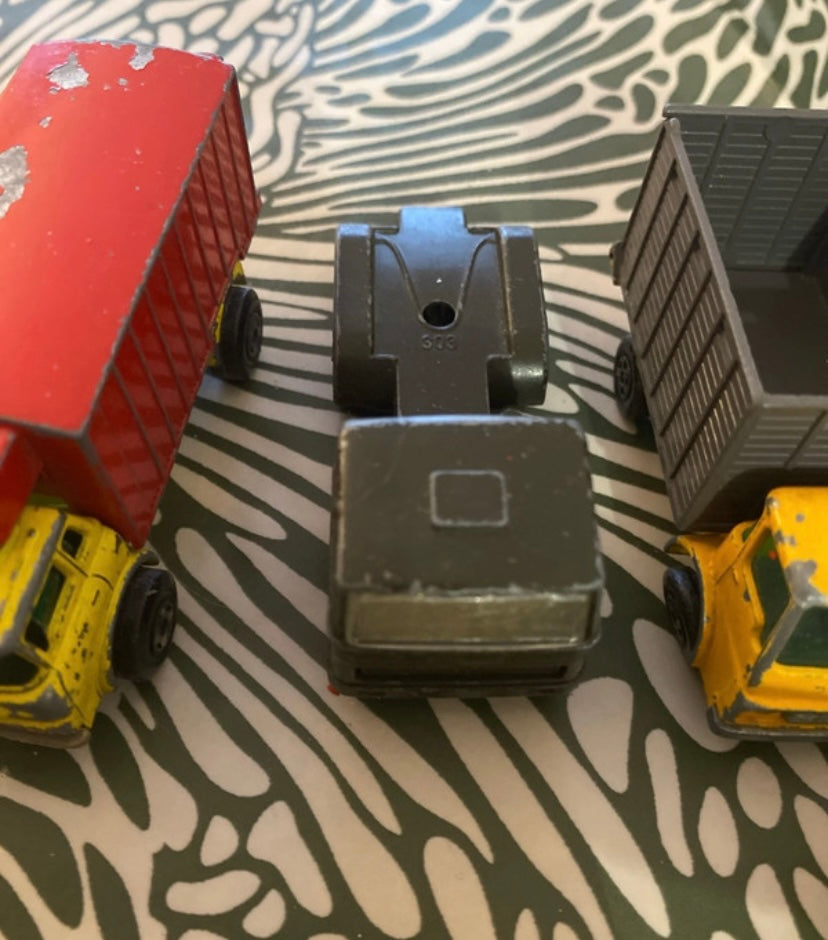 Voitures camions fourgons anciens. En métal plastique Lot de 6