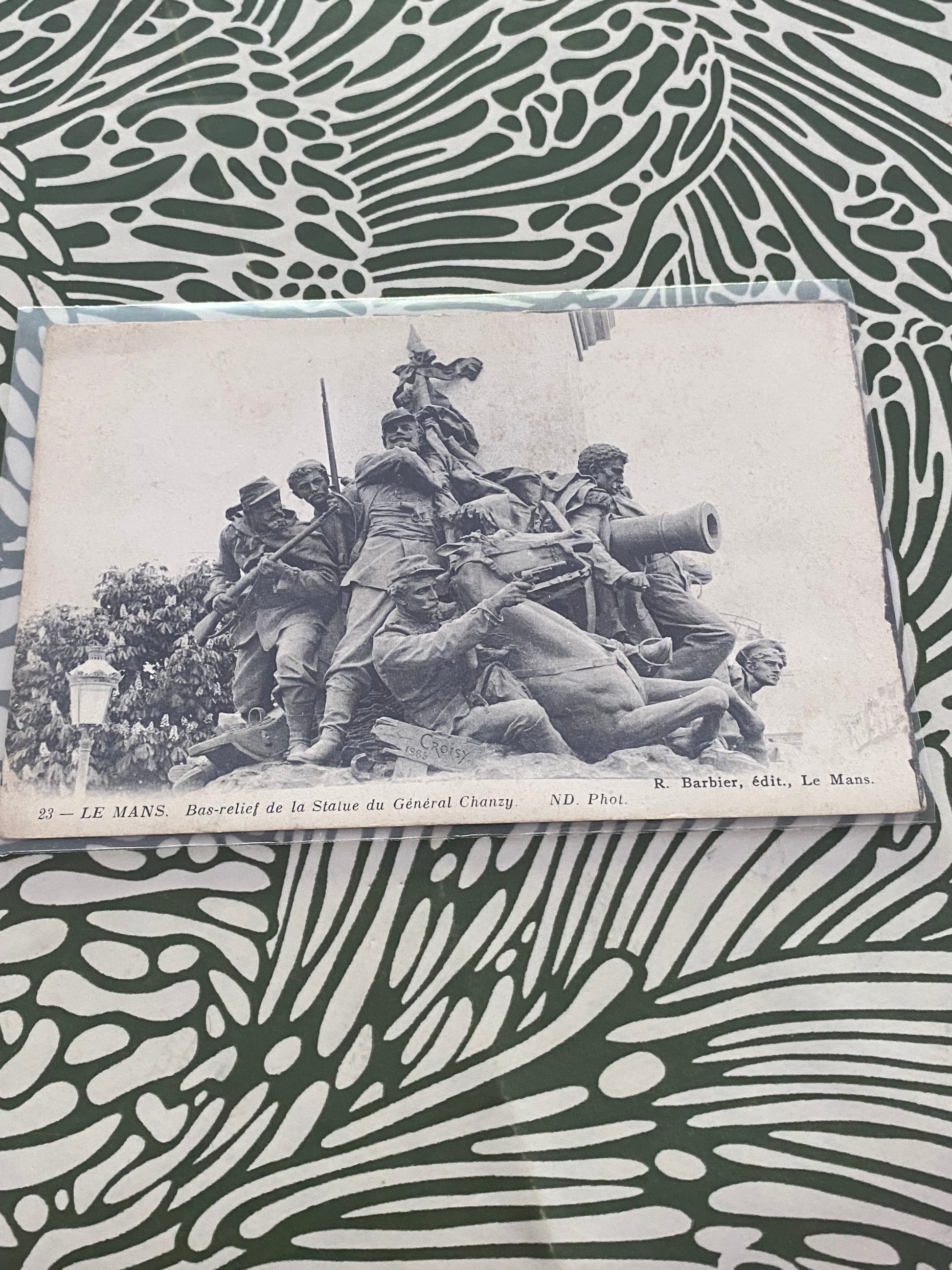 Carte postale ancienne. Le Mans. Bas-relief de la statue du général Chanzy. Dans une pochette de protection