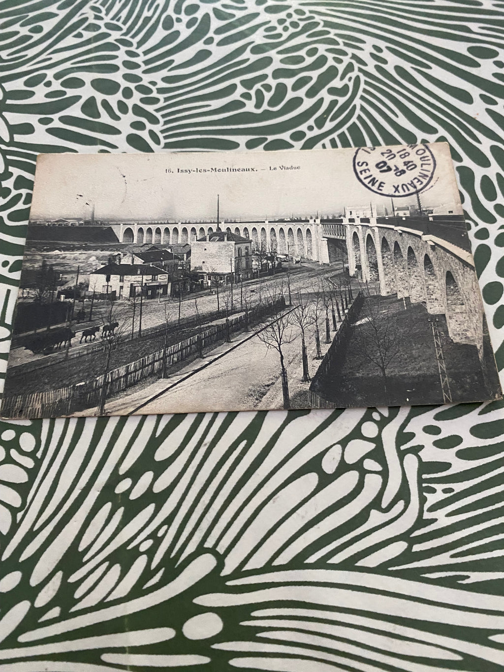 Carte postale ancienne. Issy-les-Moulineaux. Le viaduc 1907