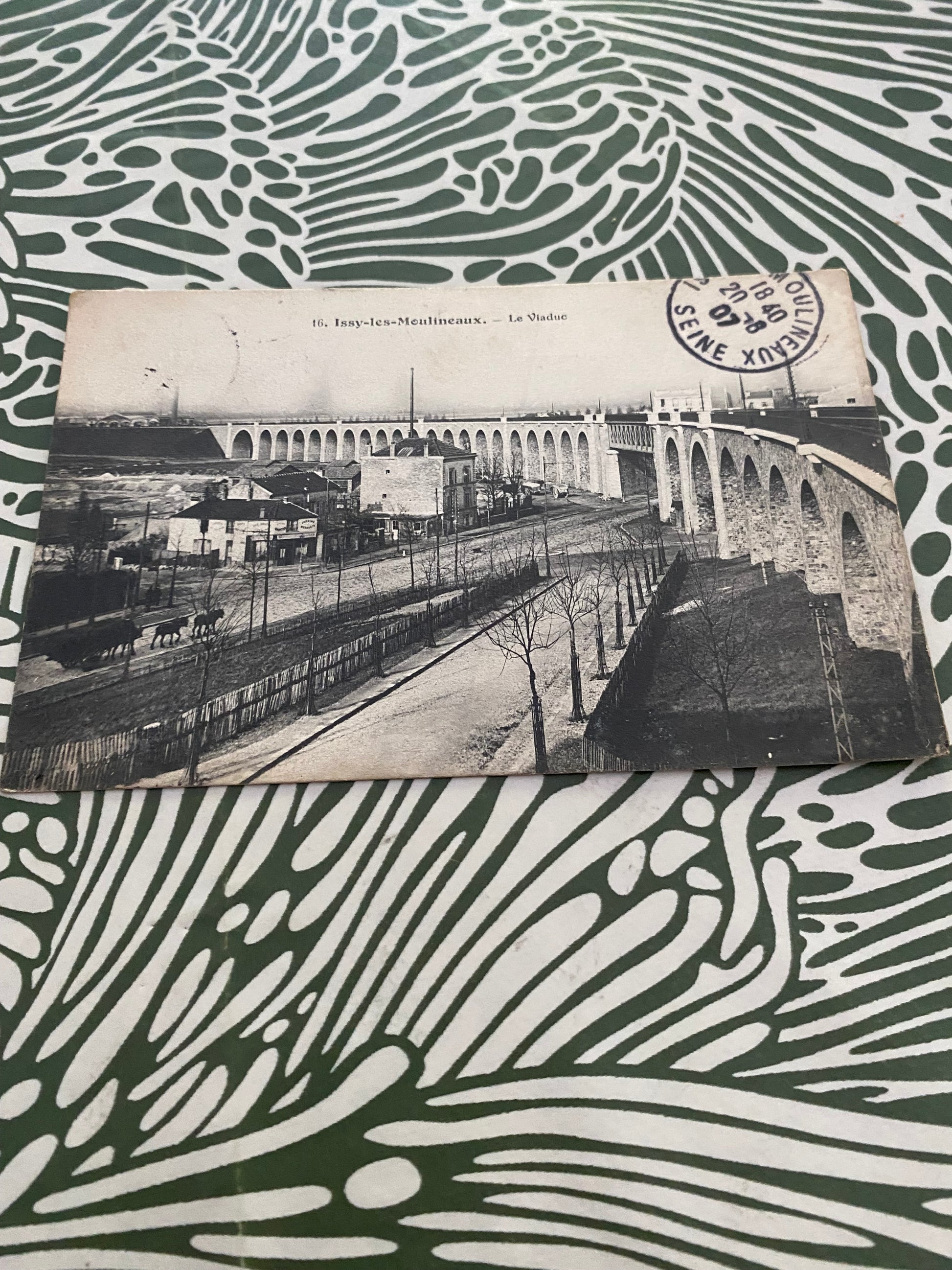 Carte postale ancienne. Issy-les-Moulineaux. Le viaduc 1907