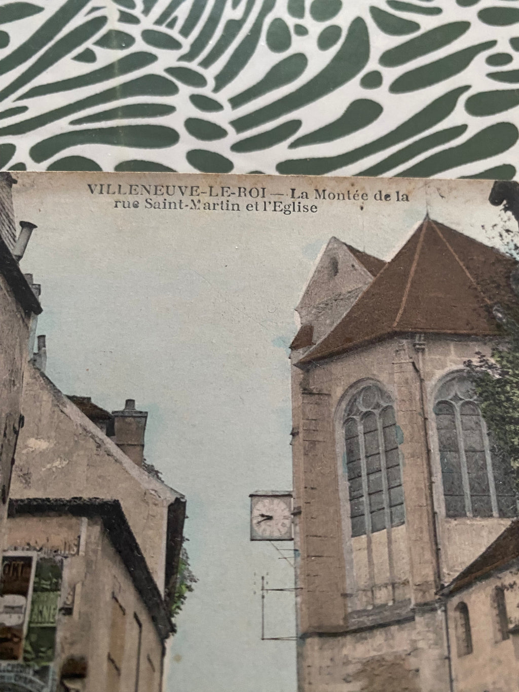 Carte postale ancienne Villeneuve-Le-Roi la montée de la rue Saint Martin et l’Eglise.