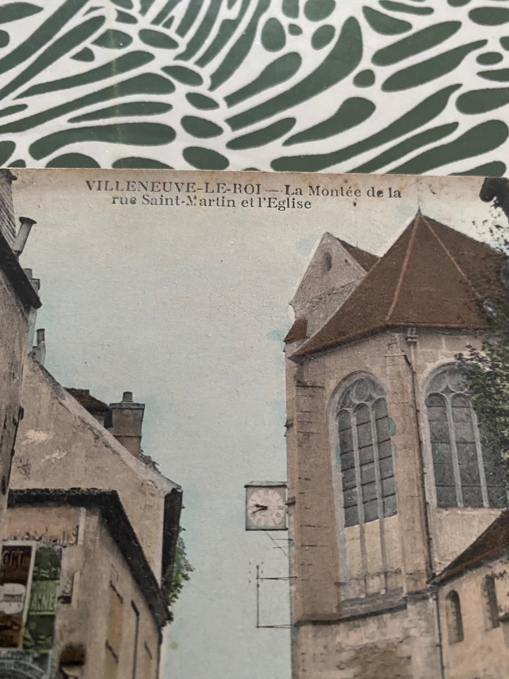 Carte postale ancienne Villeneuve-Le-Roi la montée de la rue Saint Martin et l’Eglise.
