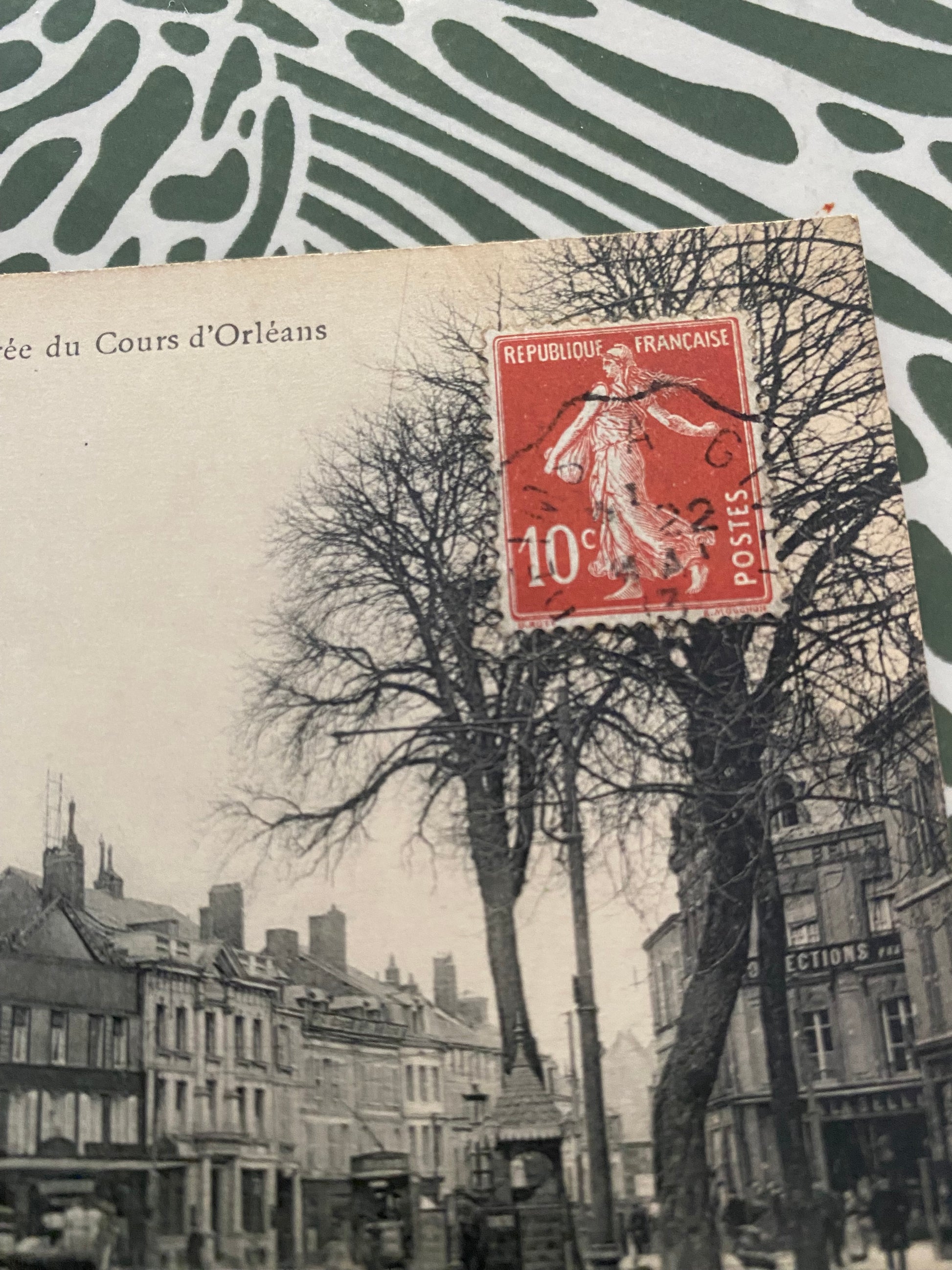 Carte postale ancienne Charleville. Entrée du cours d’Orleans
