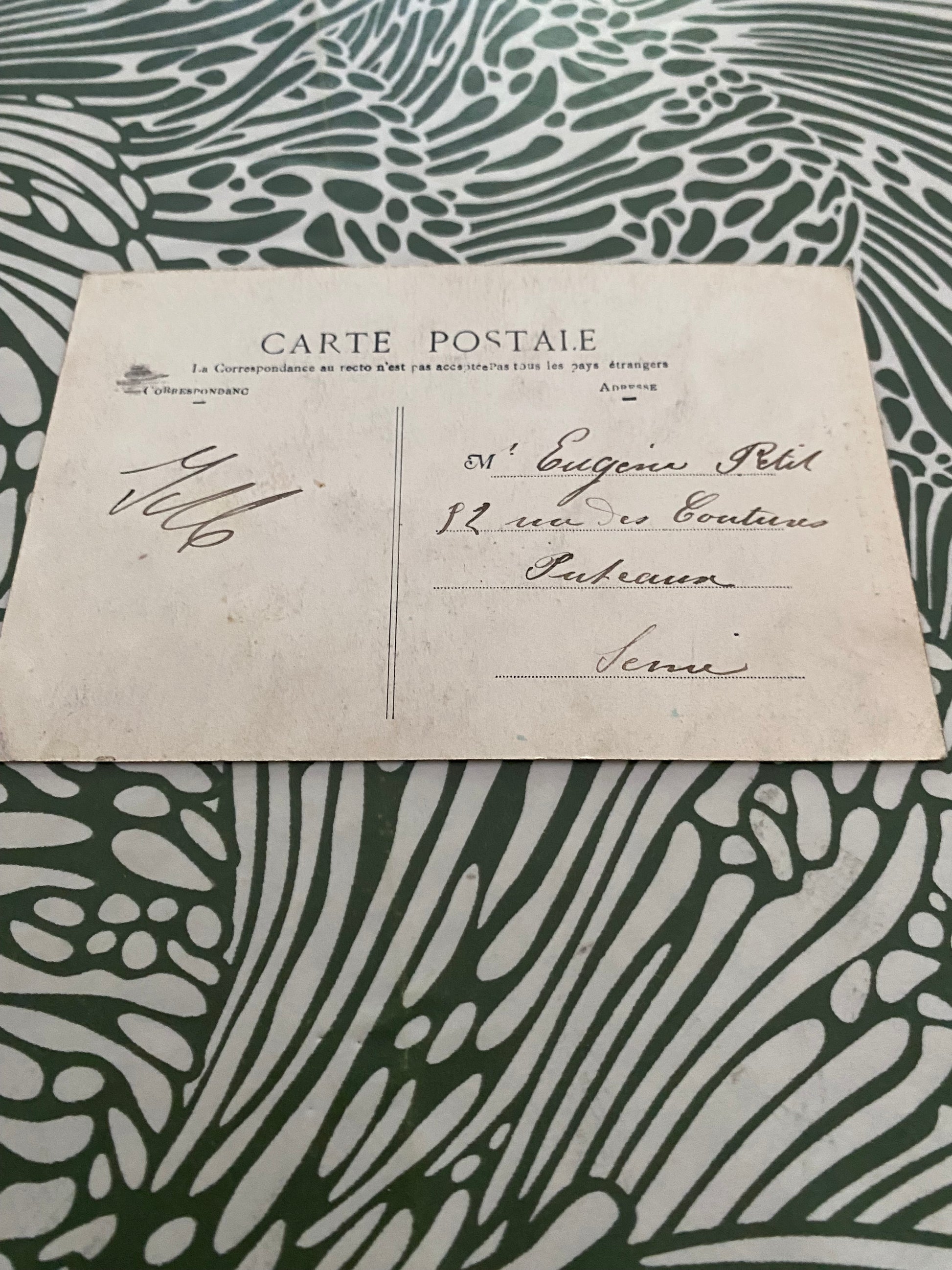 Carte postale ancienne Villeneuve-Le-Roi la montée de la rue Saint Martin et l’Eglise.